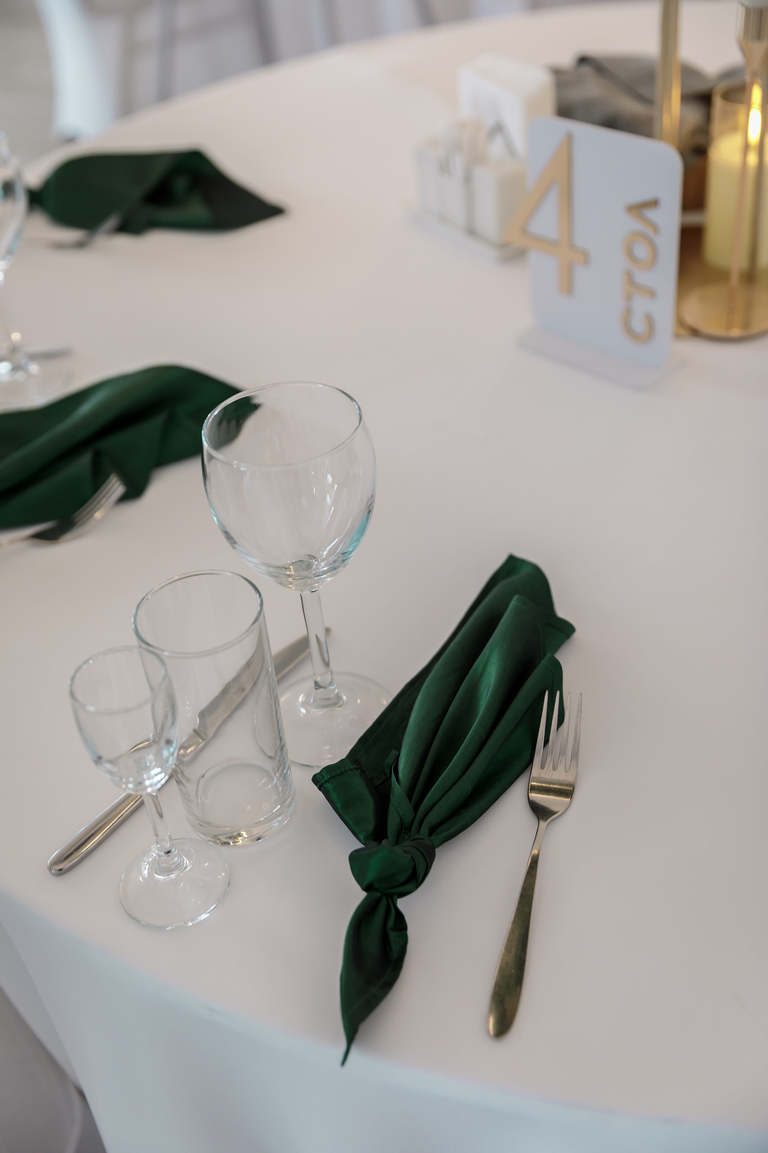 Свадебная сервировка с зелёными салфетками