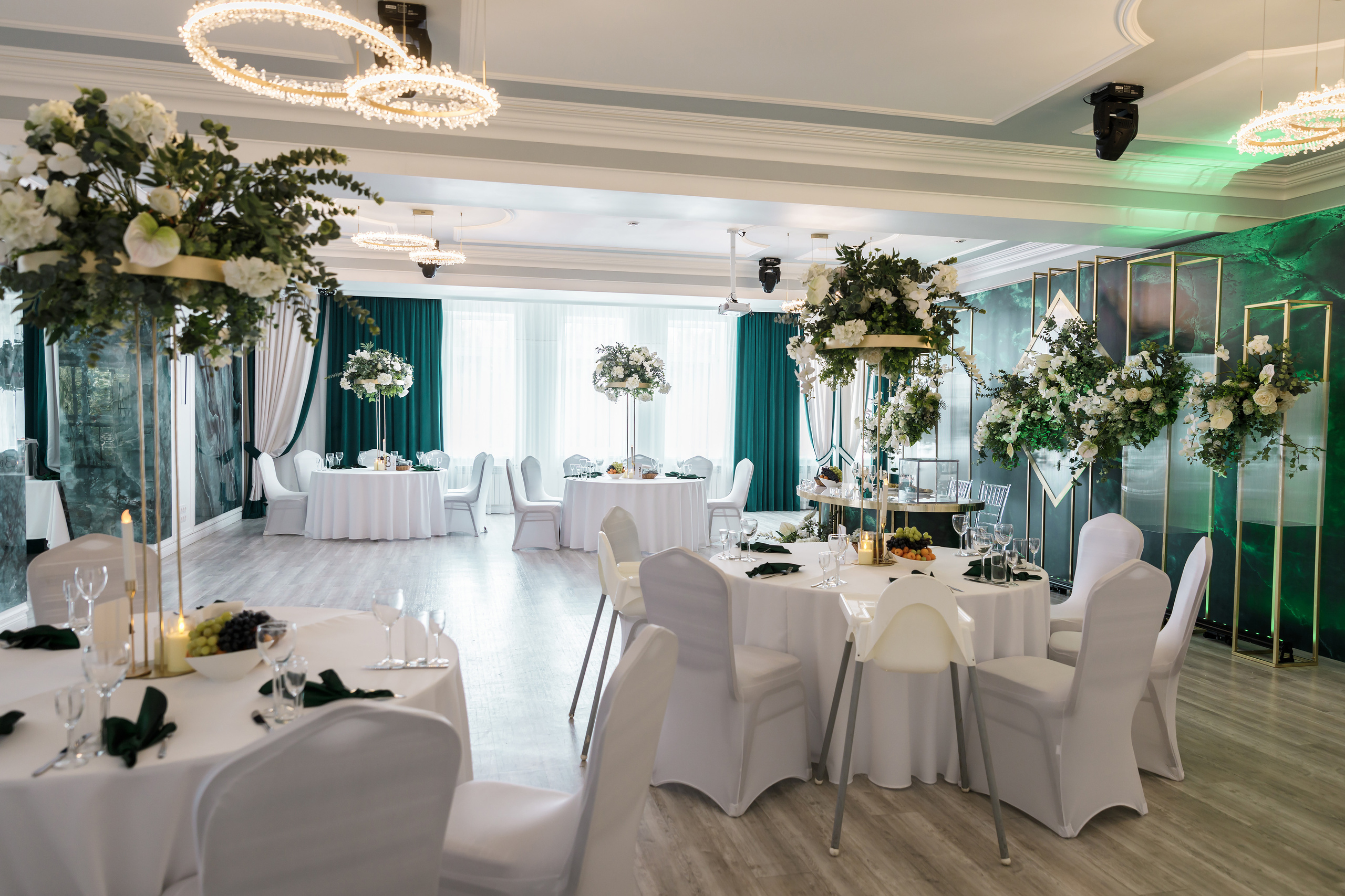 Оформление банкетного зала для свадьбы в изумрудных тонах