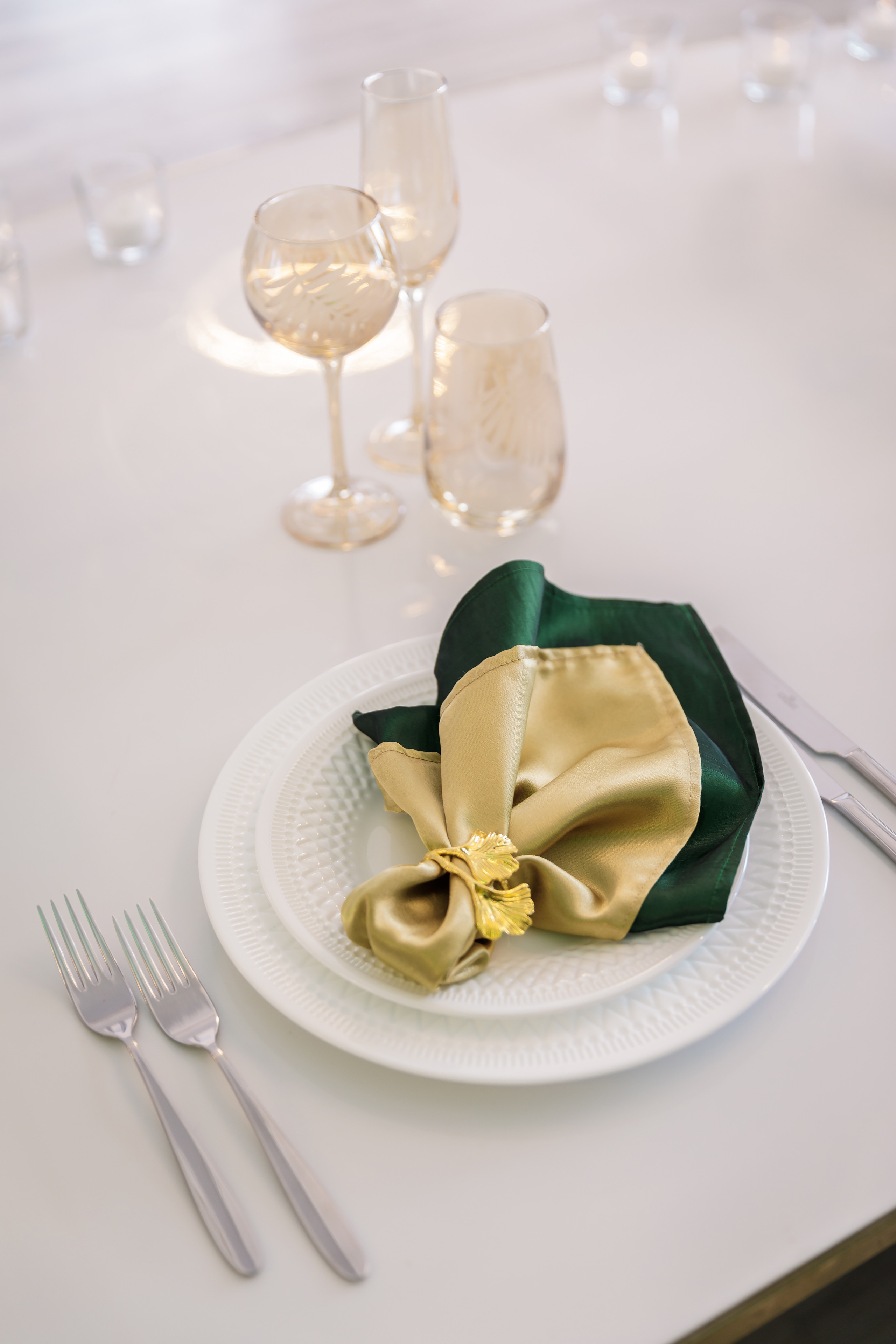 Сервировка для свадебного банкета с зелёной салфеткой
