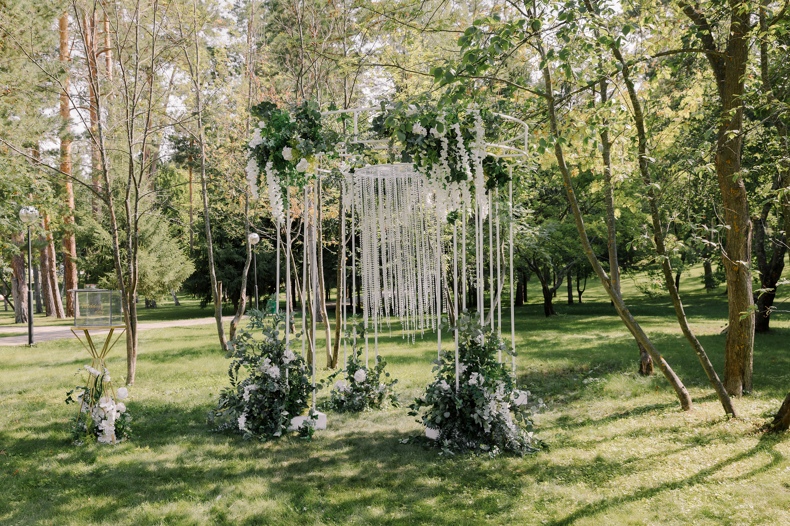 Элегантное оформление выездной регистрации на природе