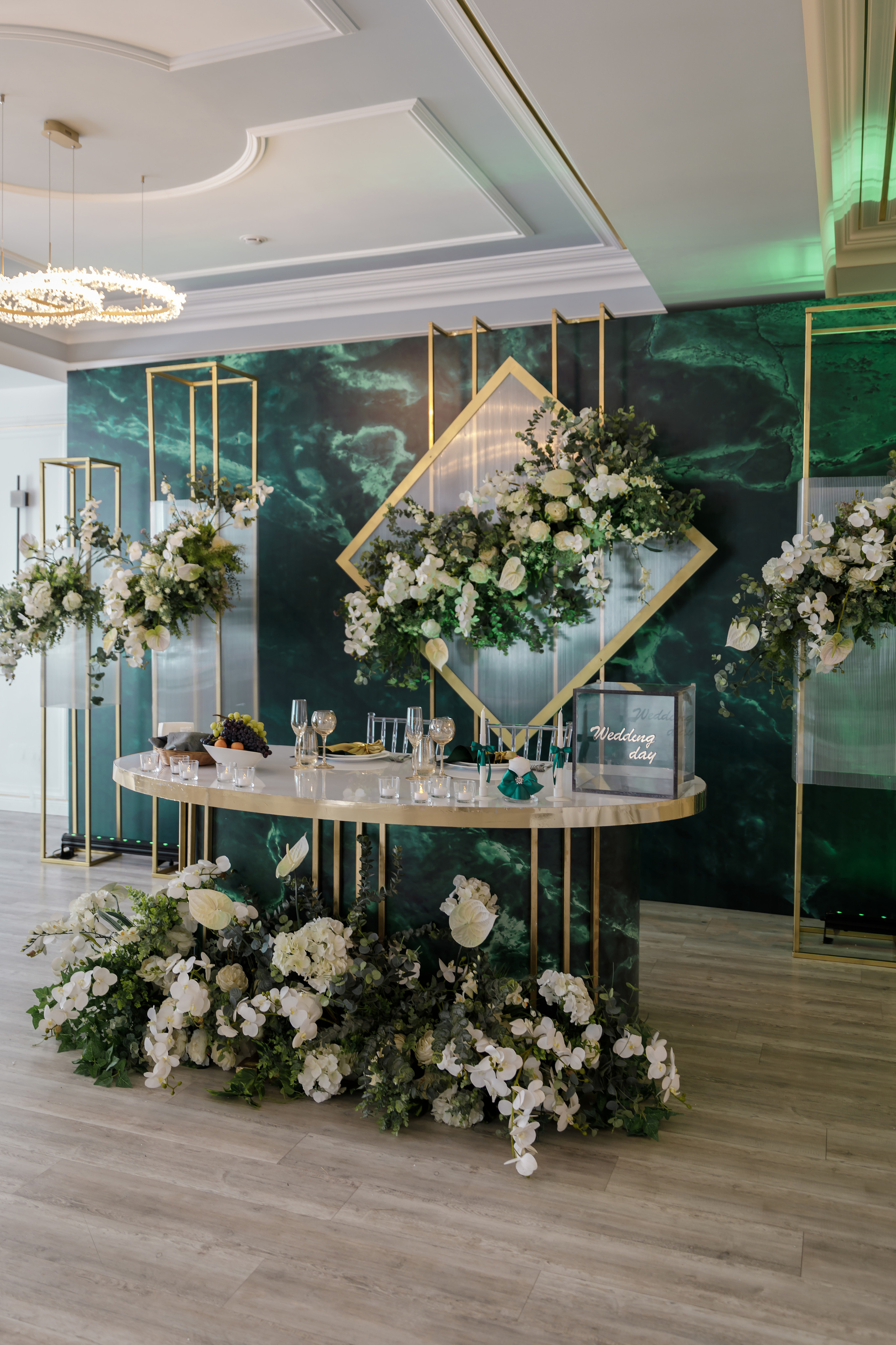 Декор президиума молодожёнов в изумрудных тонах