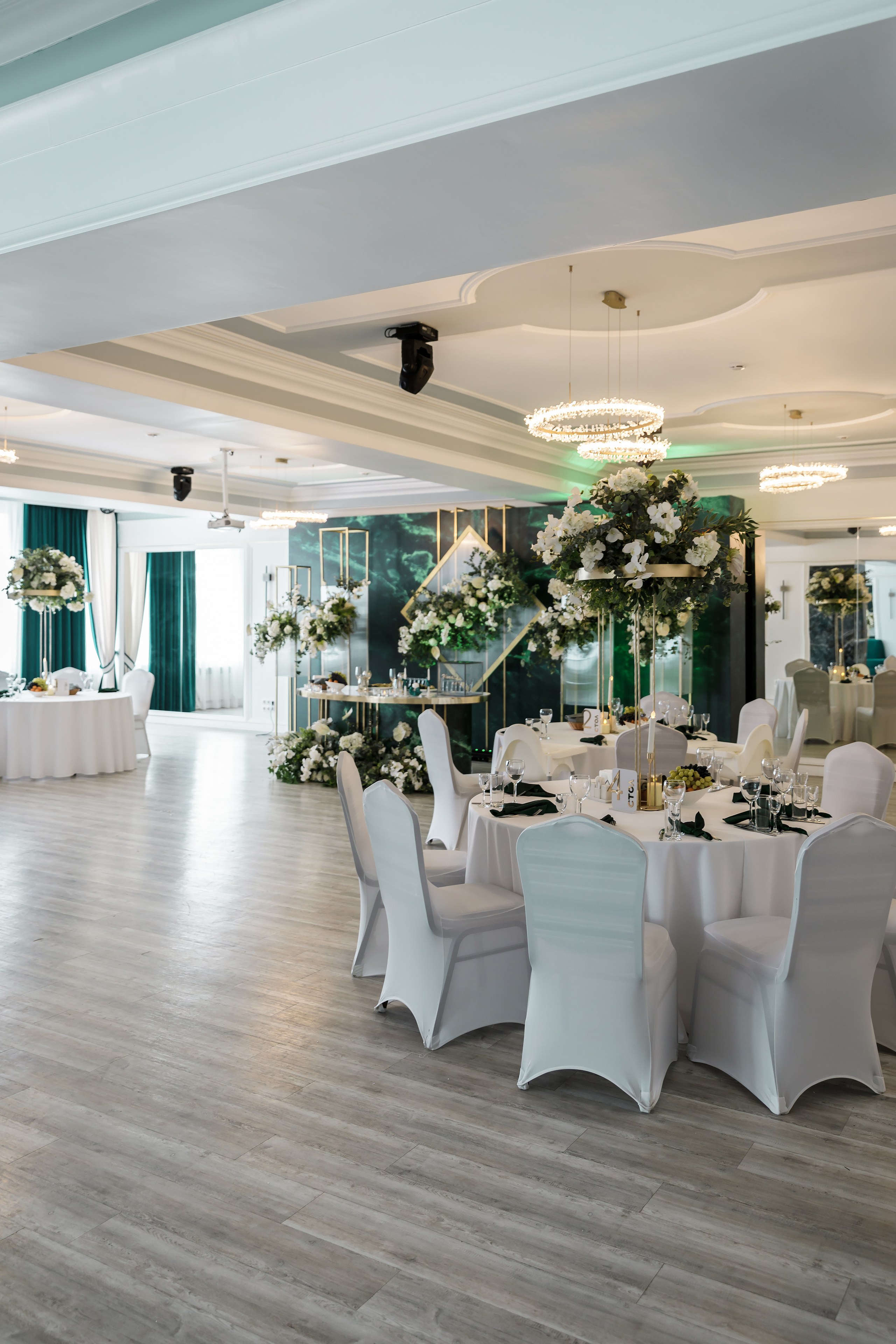 Свадебное оформление банкетного зала в зелёном цвете