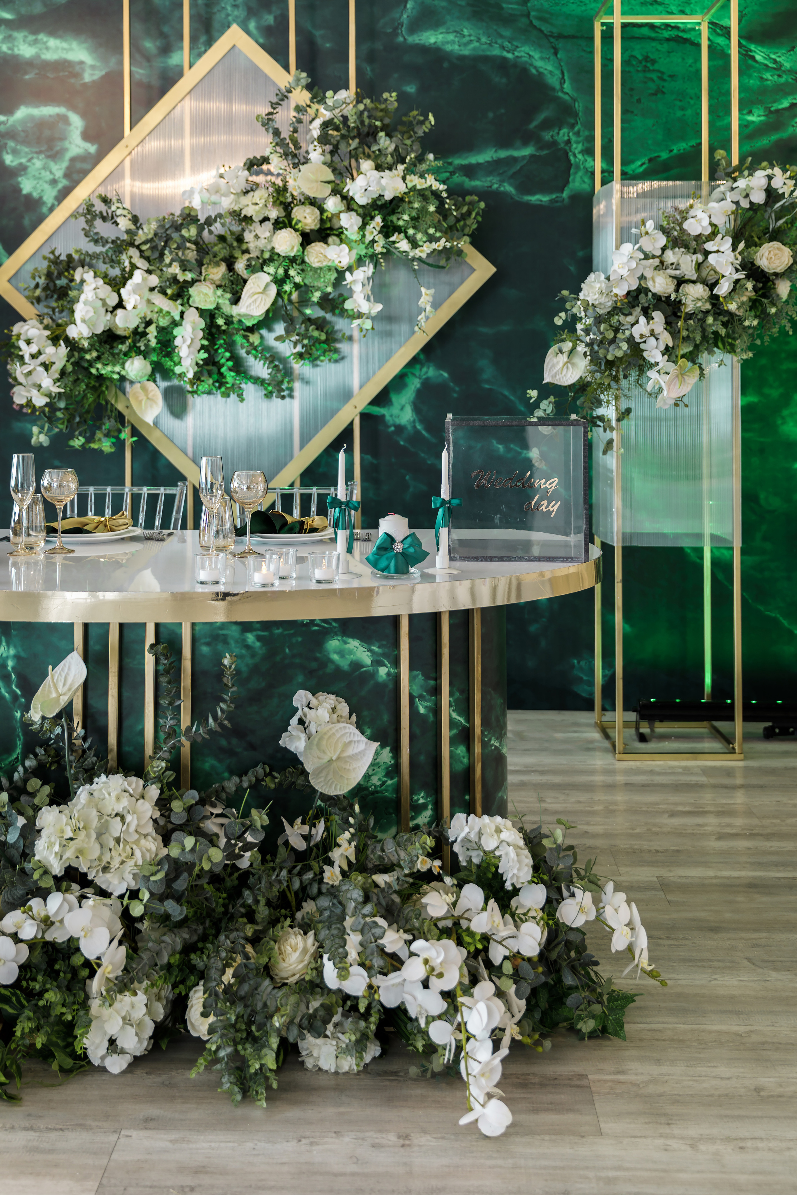 Декор места молодожёнов в зелёном цвете