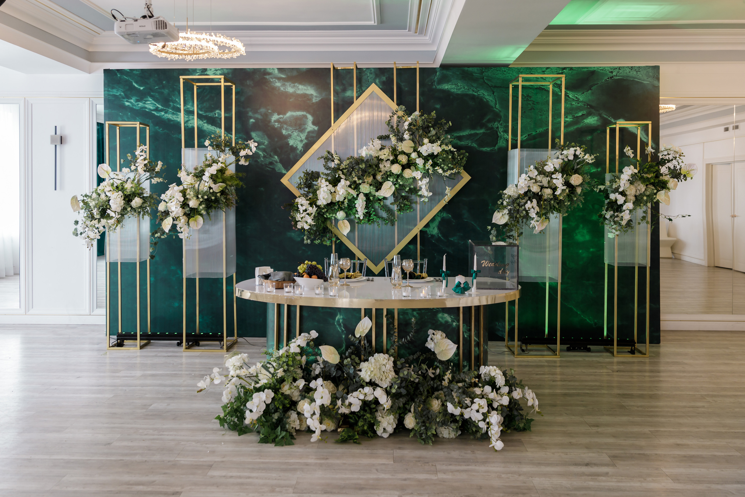 Президиум молодожёнов в изумрудном цвете