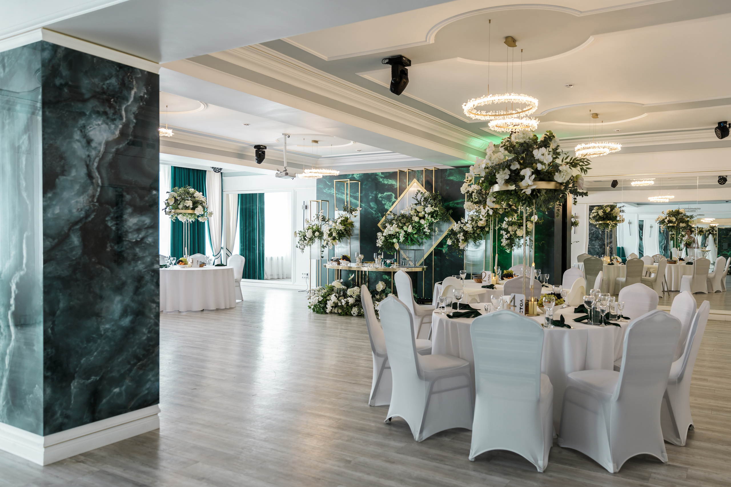 Свадебный декор ресторана в изумрудных тонах