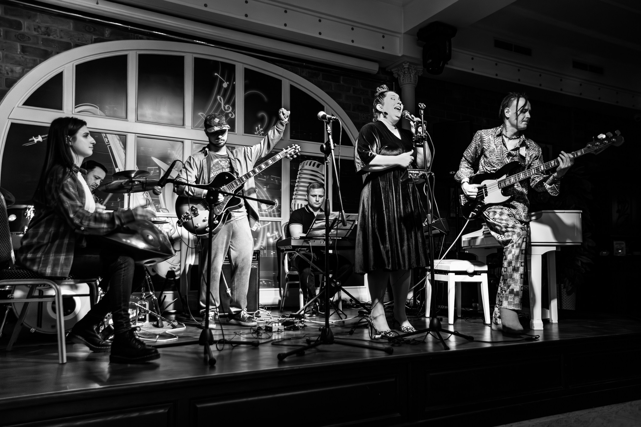 Джаз клуб «Скажите Jazz» Герман Мамаев, бэнд DC Quartet и специальный гость Анна Шакель_Фабрикантъ_Симферополь_26.01.2025. Аминов Руслан | Фотограф