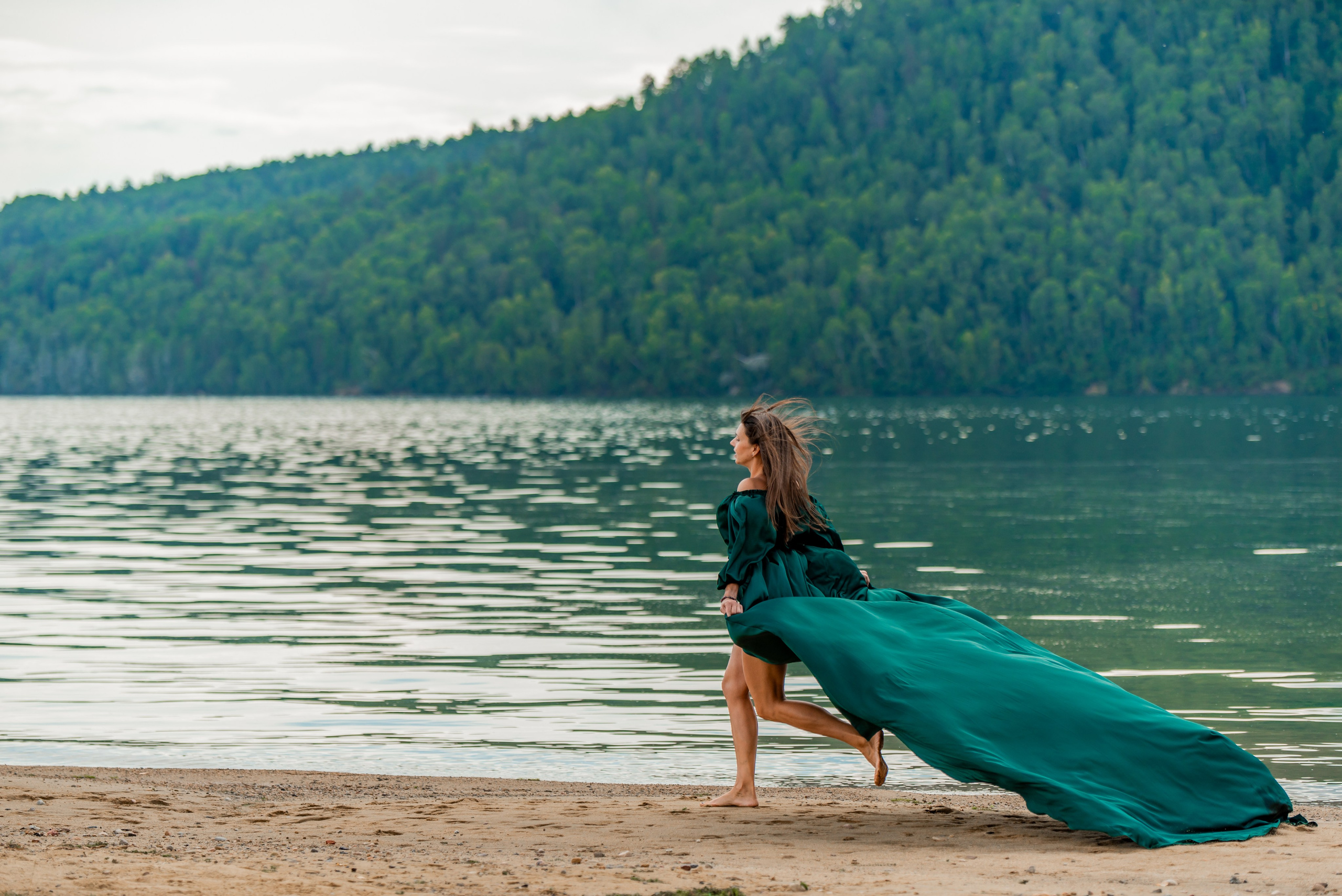 Платье летящее темно-зеленое со шлейфом для фотосессии в Иркутске на Байкале