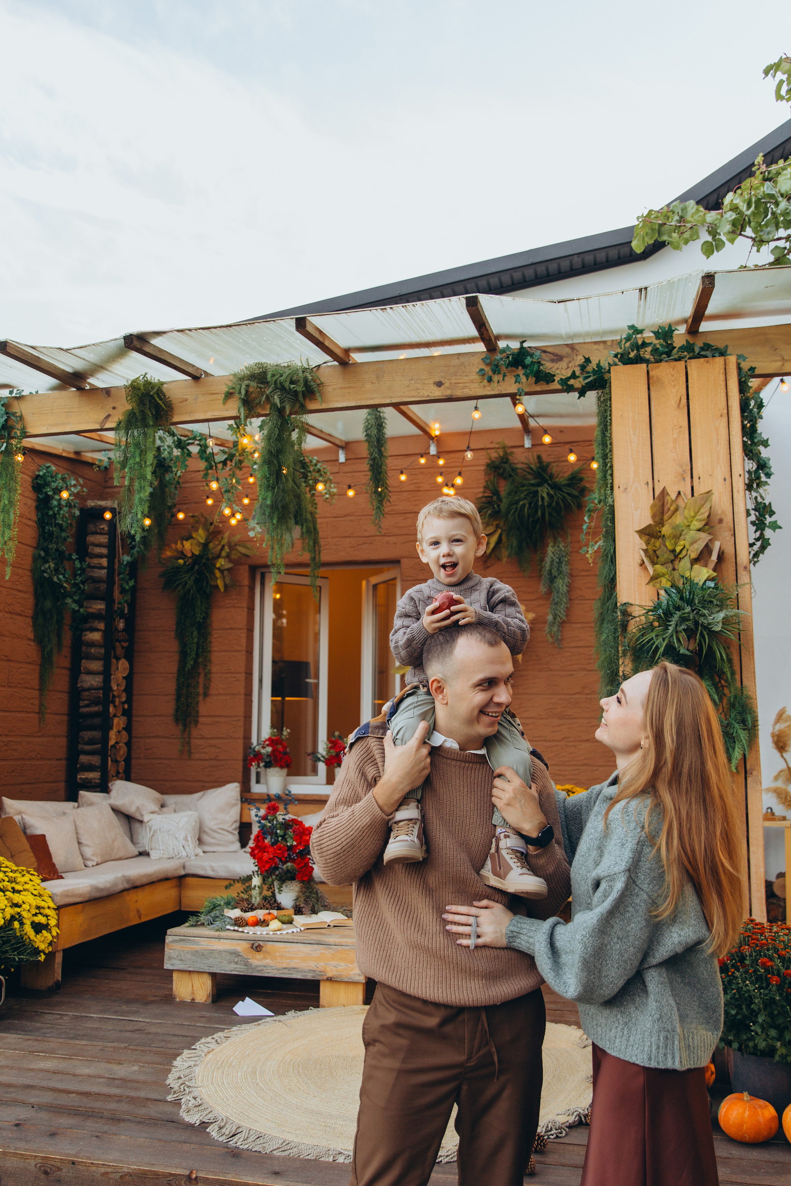 Уличная локация «ТЕРАССА». Фотостудия в Мариуполе «Берлога»