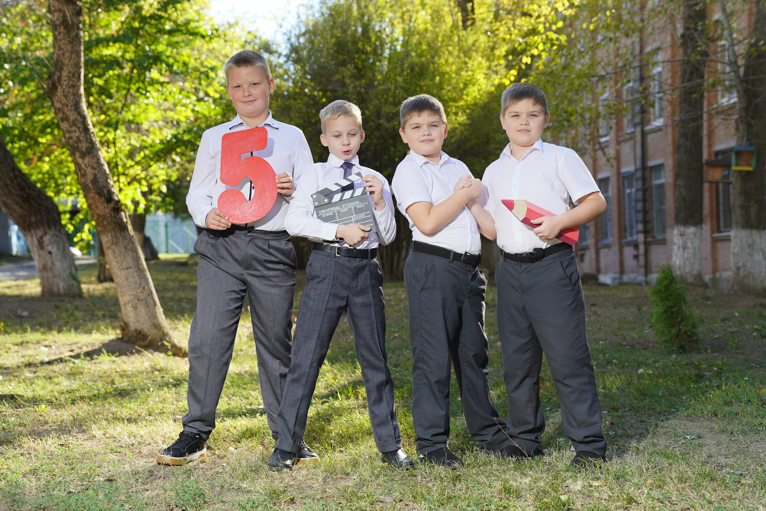 Фото с другом. MEMENTO.Выпускные альбомы, школьные, юбилейные и другие книги. Ростов-на-Дону