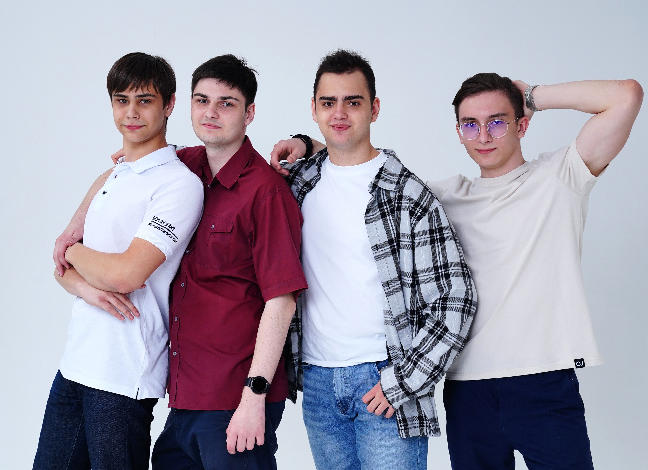 Мелкие группы / старшие классы. MEMENTO.Выпускные альбомы, школьные, юбилейные и другие книги. Ростов-на-Дону