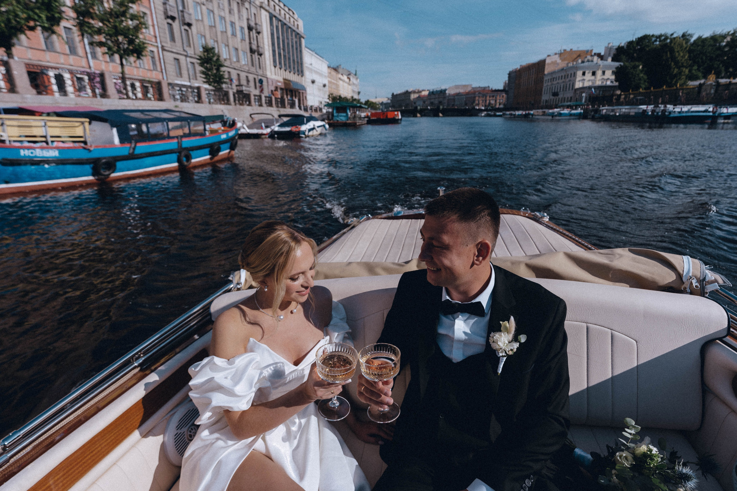 СВАДЕНБНАЯ СЬЕМКА НА КАТЕРЕ ПО КАНАЛАМ САНКТ-ПЕТЕРБУРГА И В АКВАТОРИИ НЕВЫ. Профессиональный фотограф, Санкт-Петербург — Виктория Богомолова