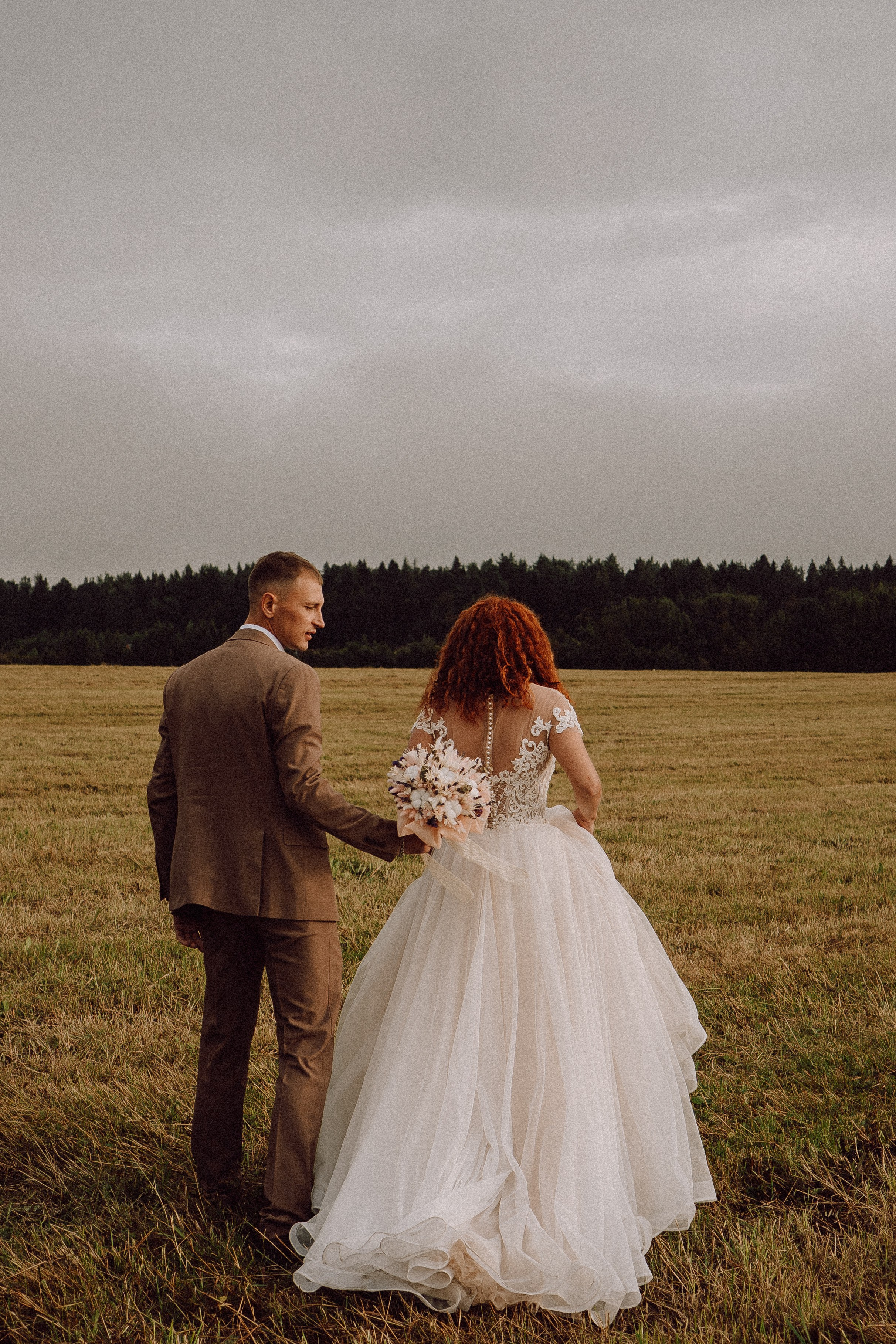 СВАДЕБНАЯ ФОТОСЕССИИЯ ПАРЫ В ГОРОДЕ ПРИОЗЕРСК В СОСНОВОМ ЛЕСУ И С ПИКАПОМ. Профессиональный фотограф, Санкт-Петербург — Виктория Богомолова