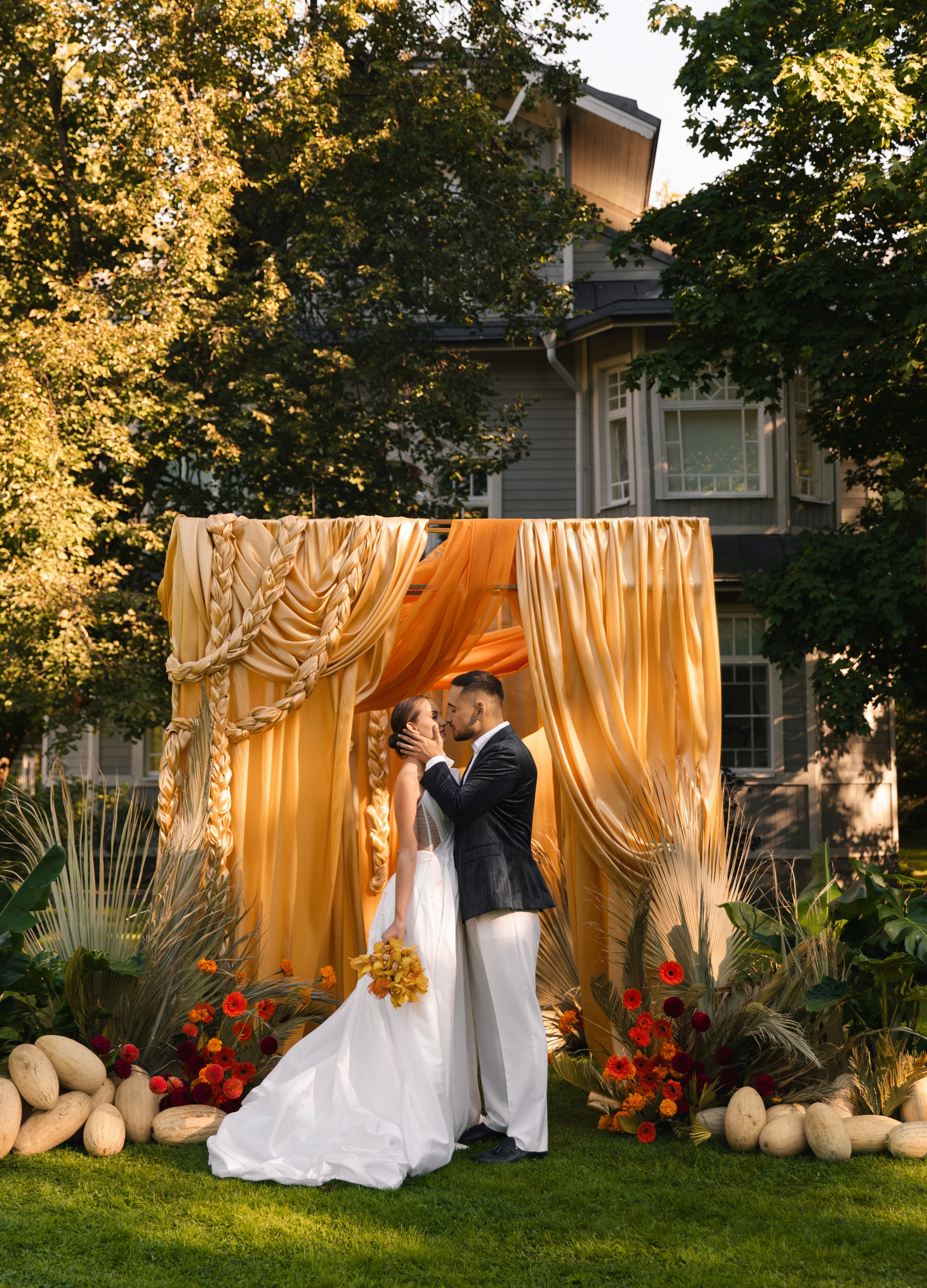 В ЛУЧАХ ЗАКАТА НА БЕРЕГУ МОРСКОМ