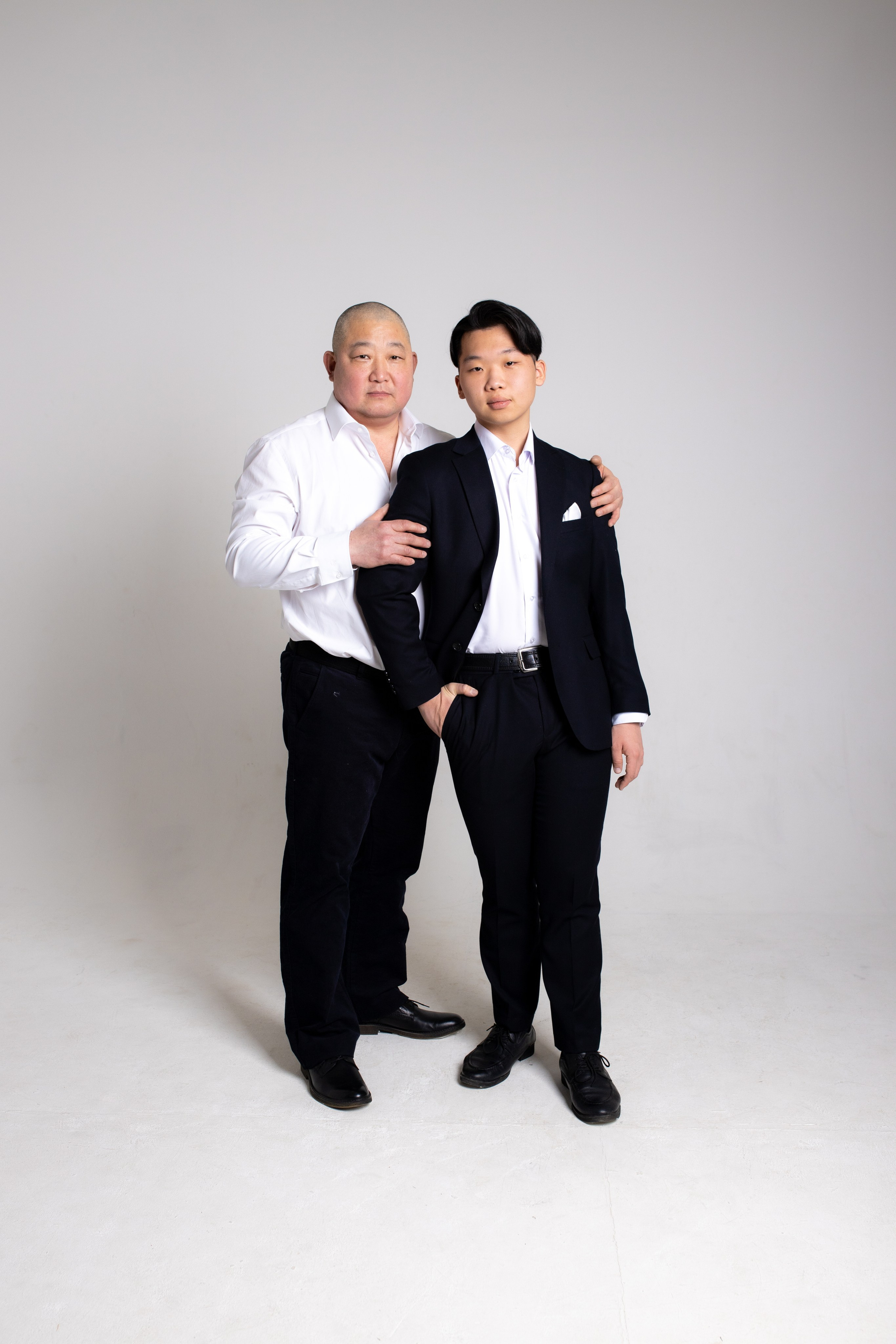 Семейная фотосессия на циклораме с импульсным светом. Фотограф в Железнодорожном и Балашихе