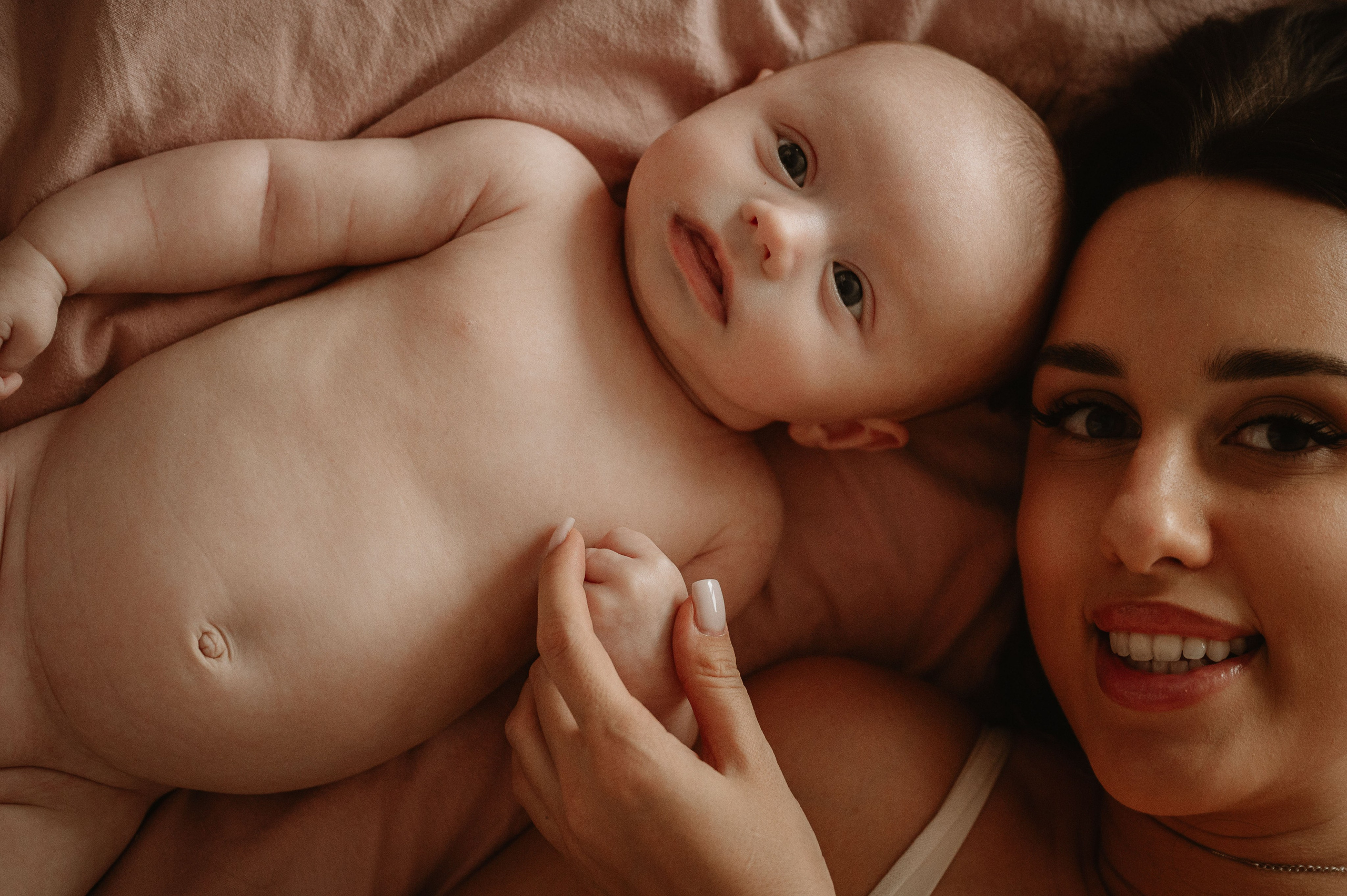 Малышка Зои с мамой и бабушками. Фотограф беременности и семьи, домашние съемки, Ньюборн