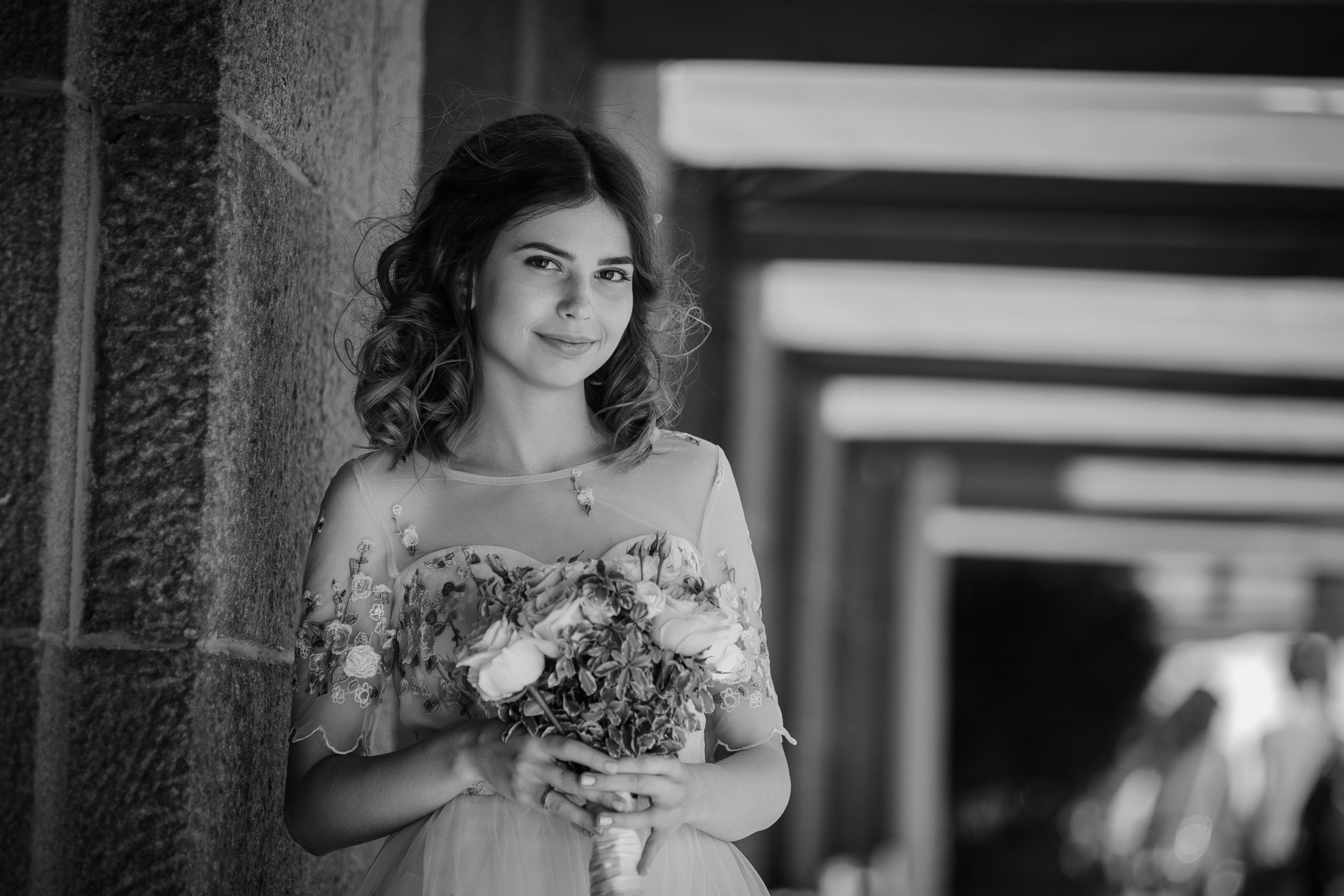 Черно белая свадебная фотография в СПб, фотосессия у отеля Астория.