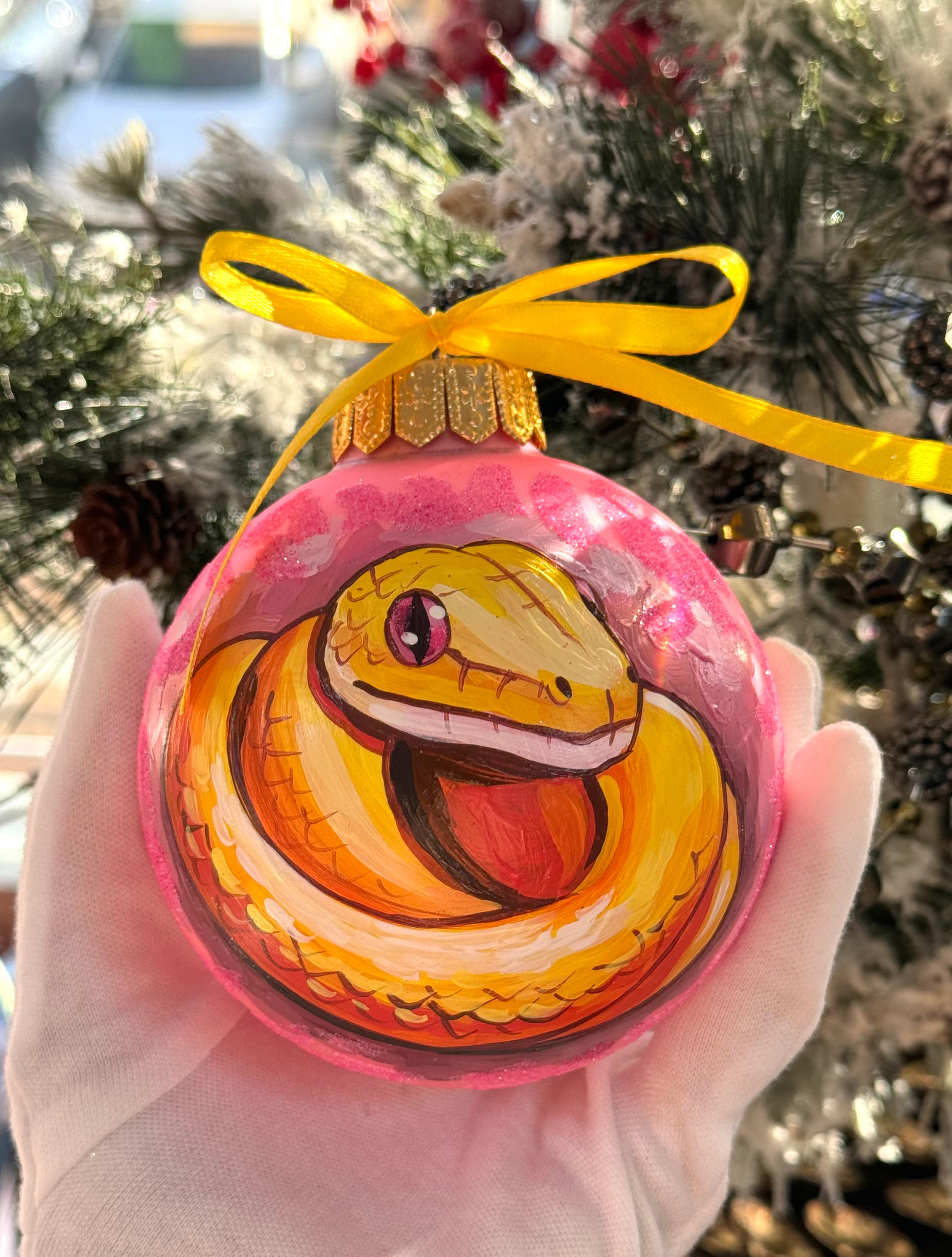 ArtSHARm- наше портфолио по ёлочным шарам с ручной росписью. Художественная ручная роспись елочных шаров, корпоративные подарки и восковые аромасвечи