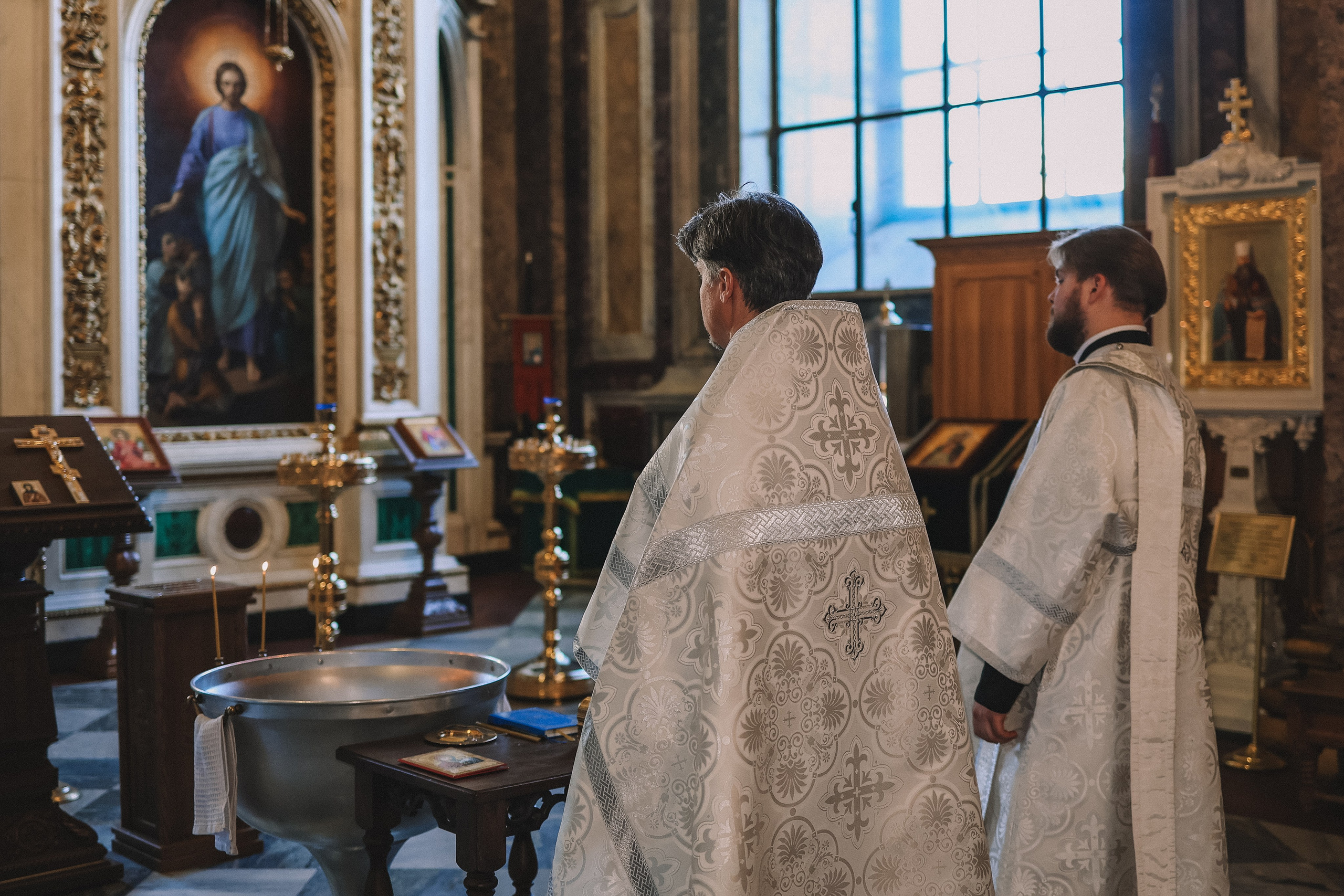 Обряд крещения ребенка у купели с водой в храме СПб