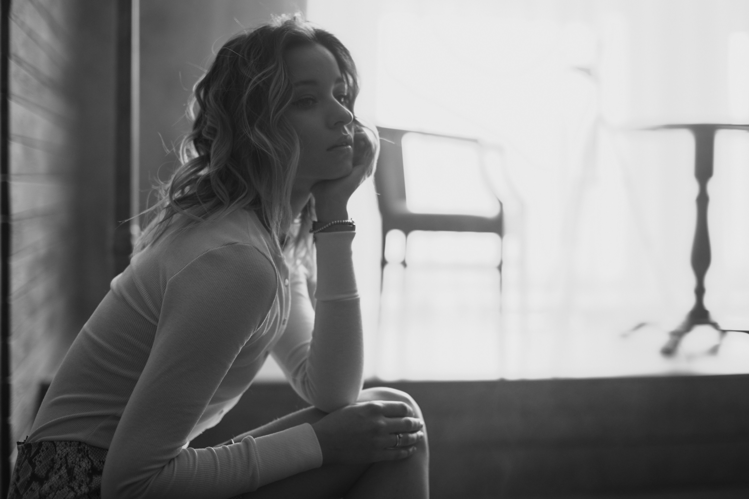 Черно-белая фотосессия в интерьерной студии для Алины. Репортажный и женский фотограф в Новосибирске