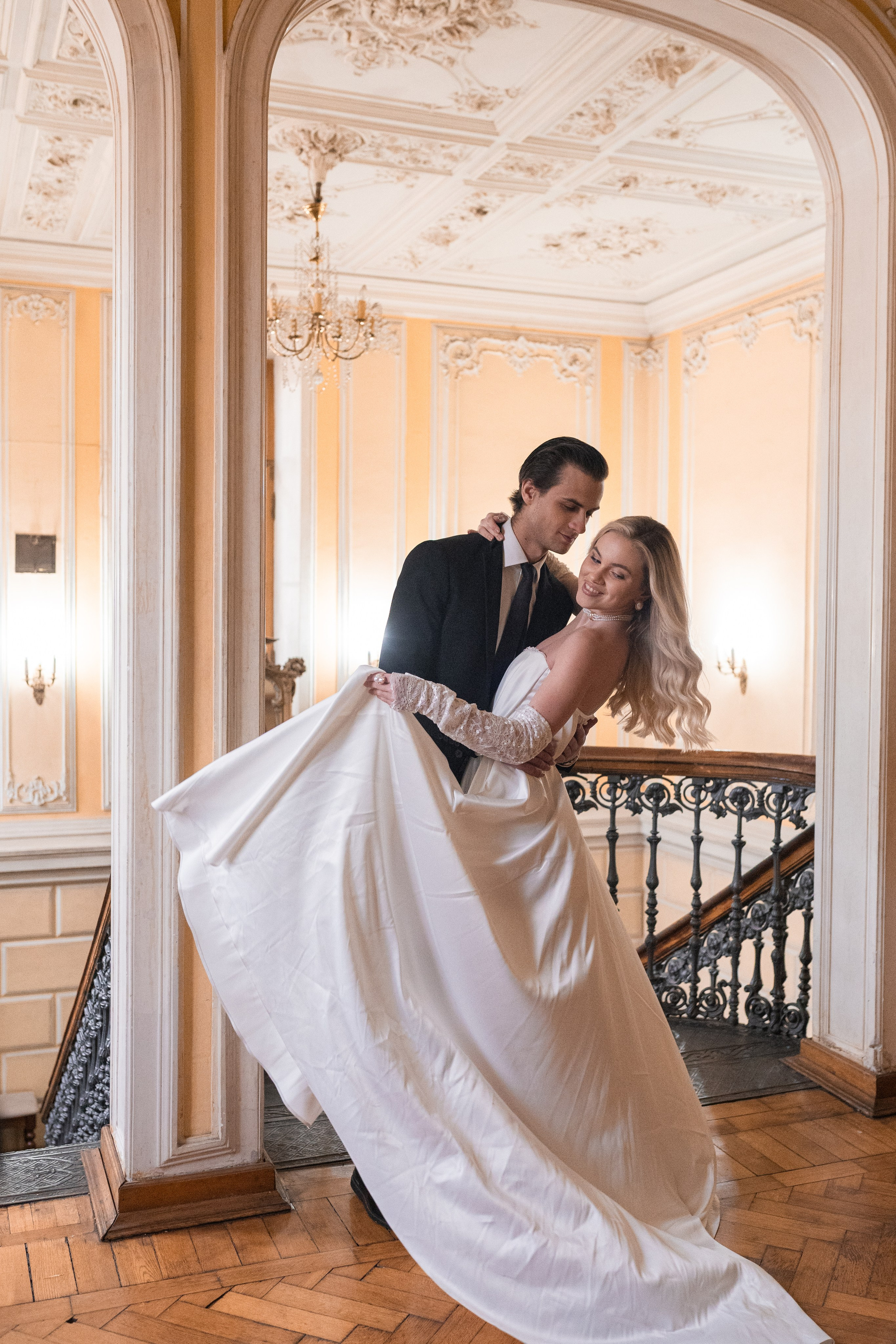 Свадебная фотосессия в Пушкинской библиотеке. Свадебный фотограф в Москве Анна Полушина