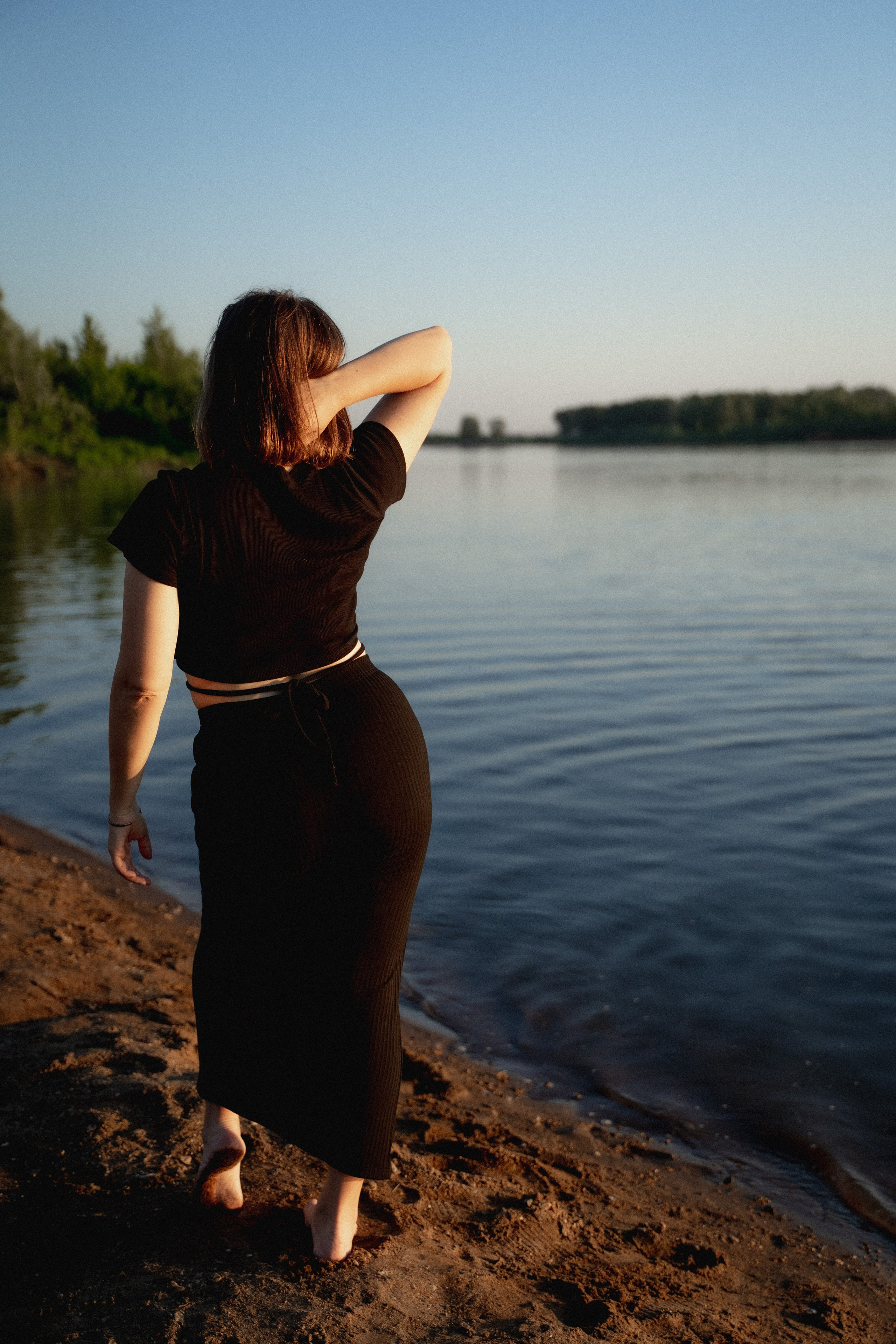 Девушки на берегу