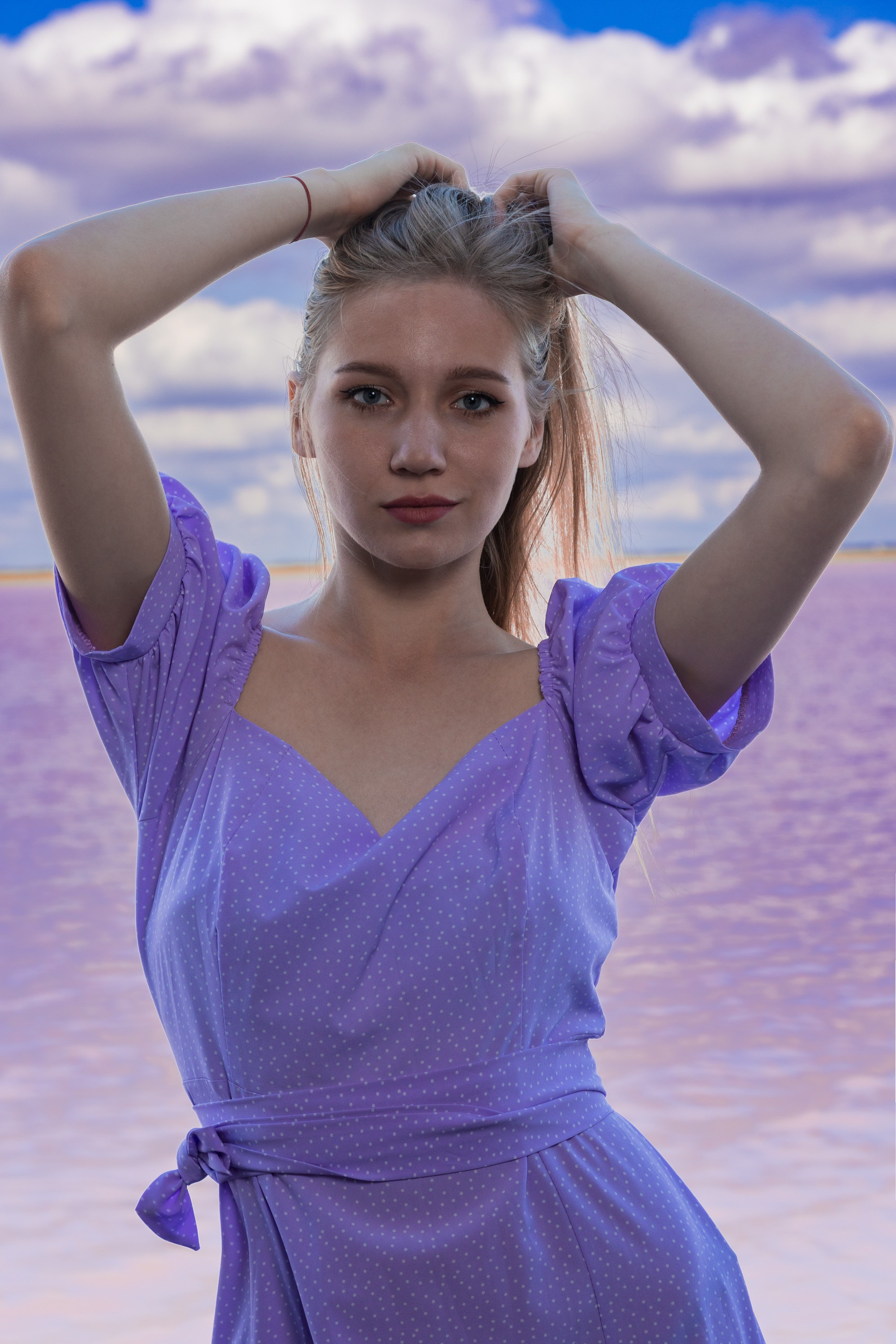 Портрет женский на озере бурсоль на розовой воде