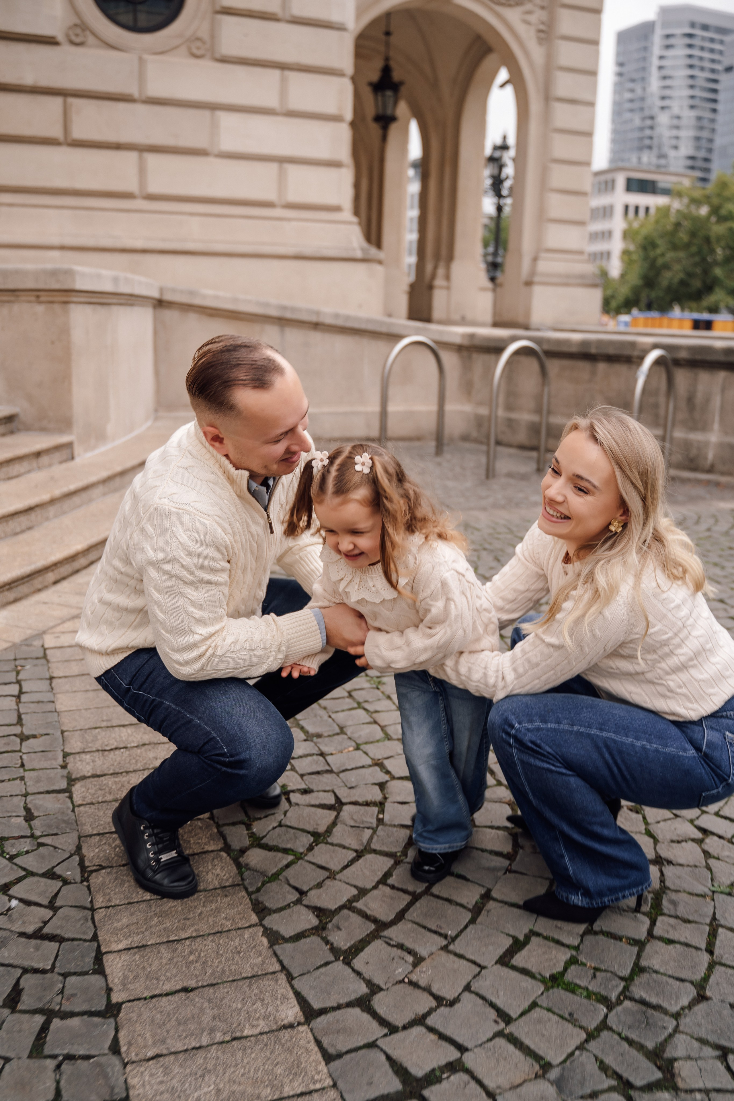 Family at Alte Oper. Анастасия Вайнер — свадебный и портретный фотограф в Германии и по всей Европе