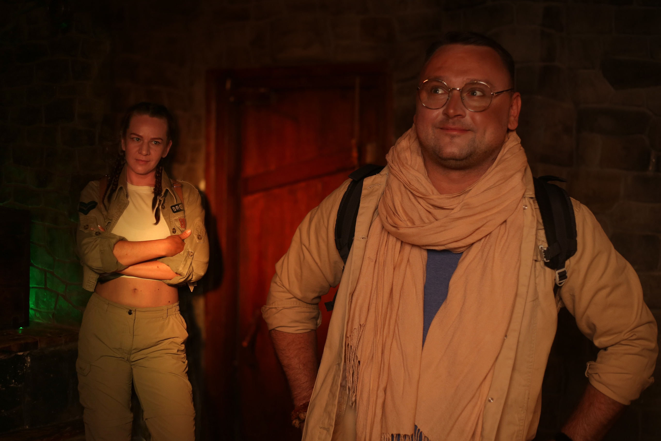 Фотосессия «Как в кино» в Перми: пара в костюмах позирует на фоне темной стены