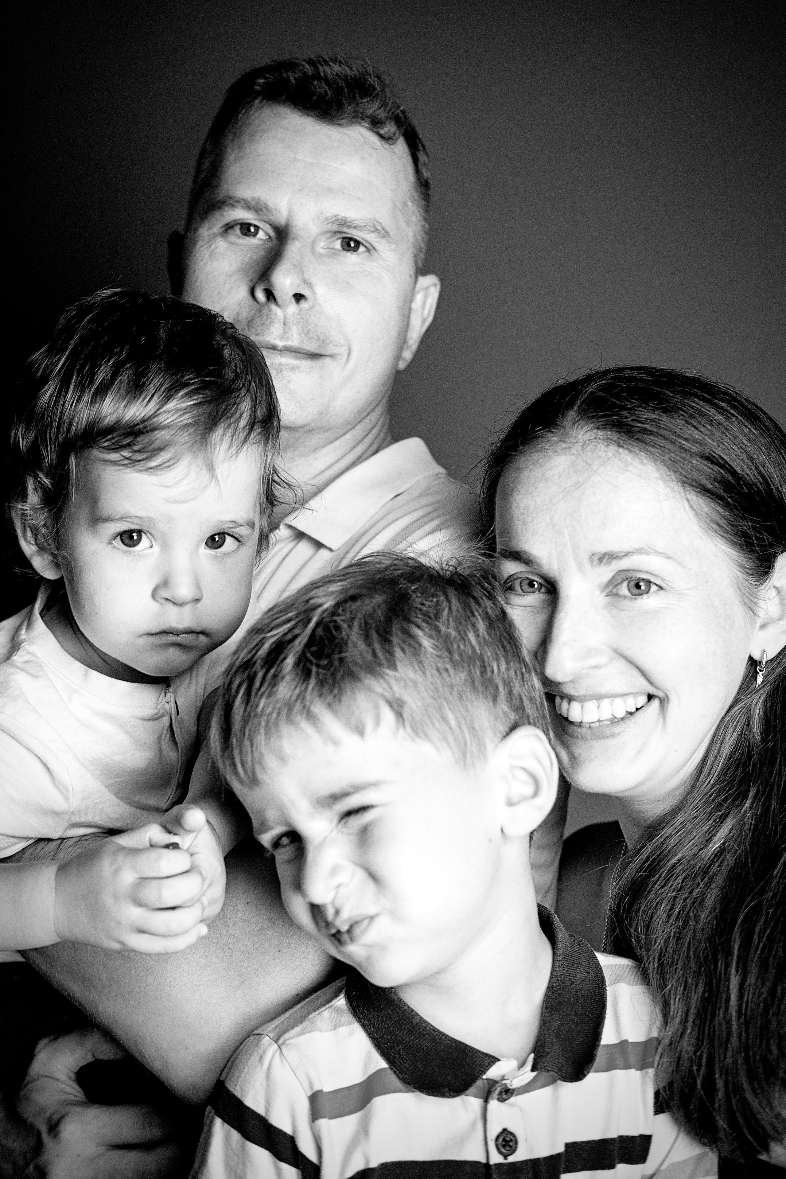 Семья с двумя детьми в студии