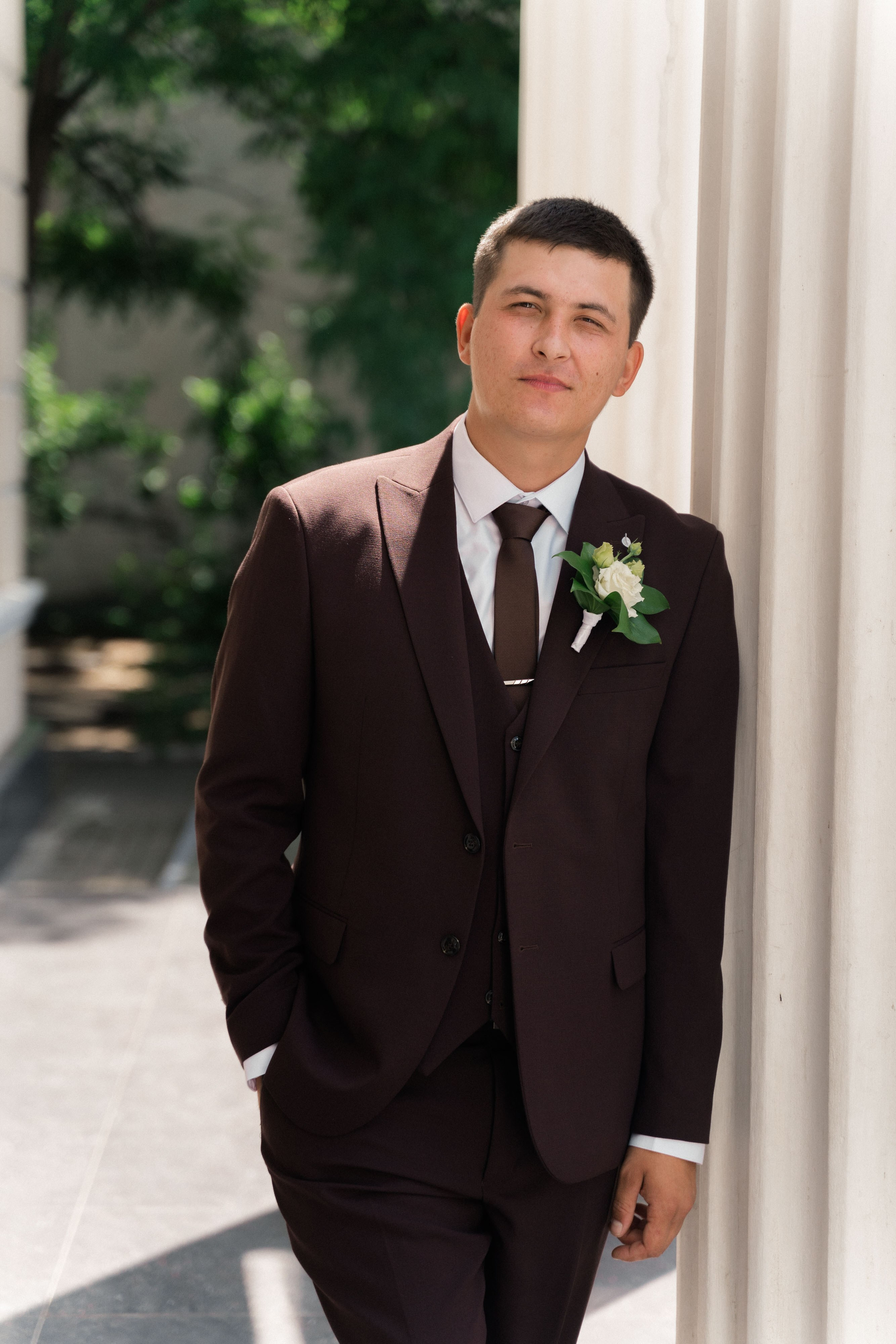 фотосессия жениха на входе Кировского ЗАГСа Ростов на&nbsp;Дону