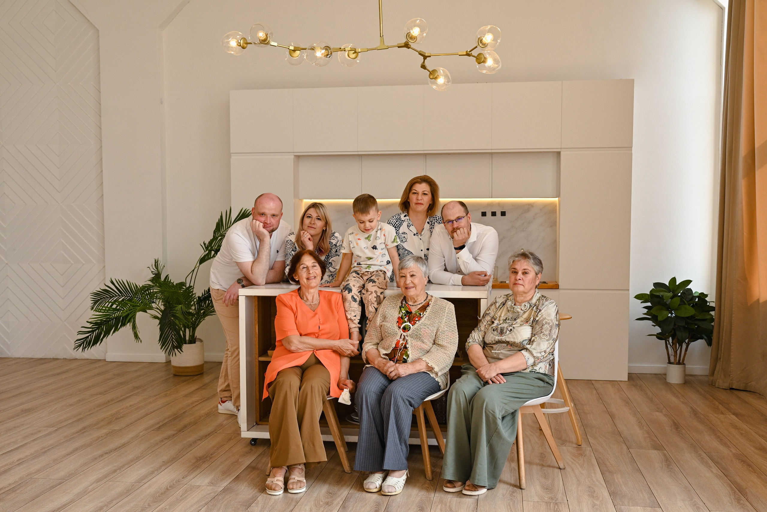 Счастливая большая семья. Компания и фотошкола по созданию контента в Москве