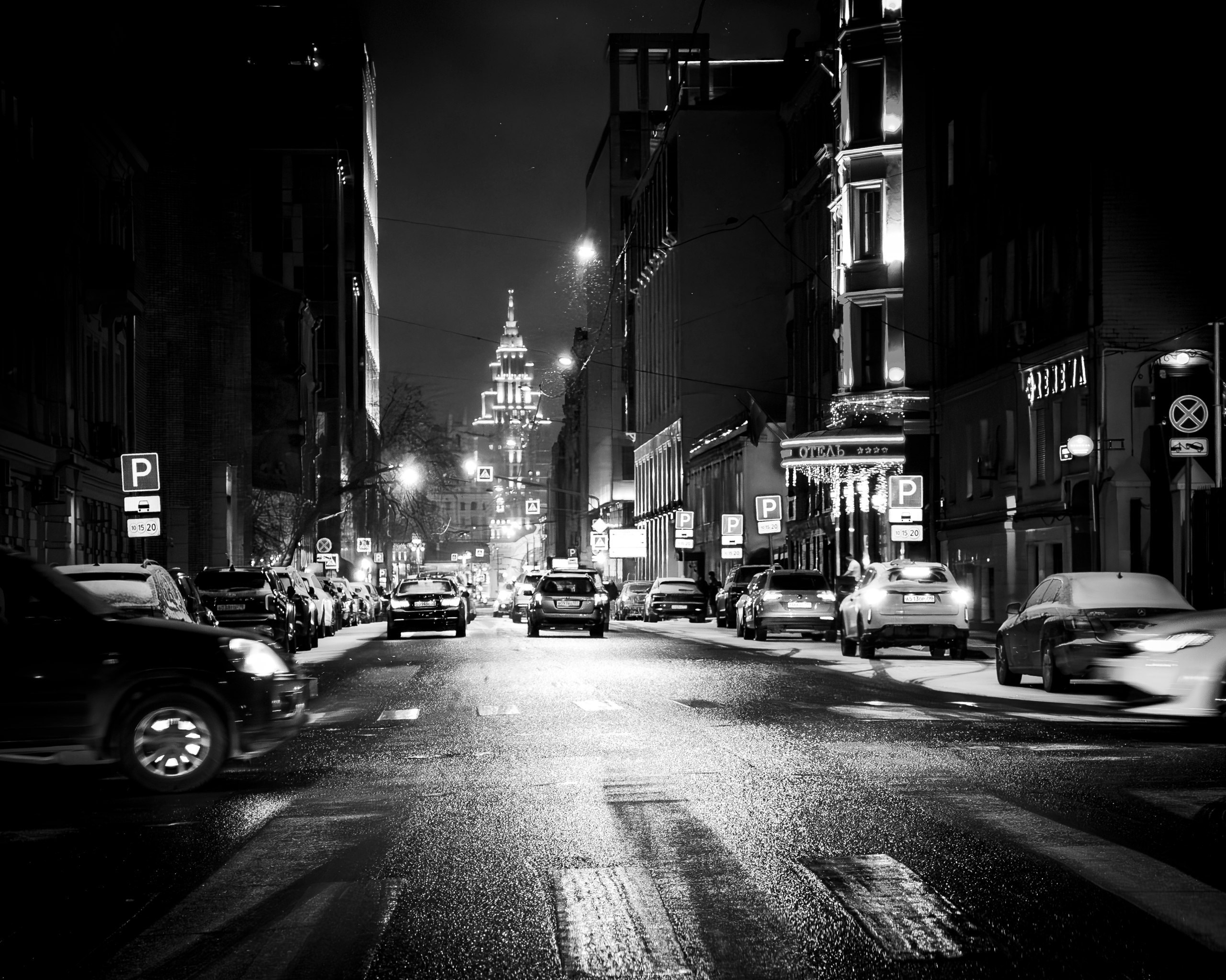 Уличный портрет города в контрастном свете