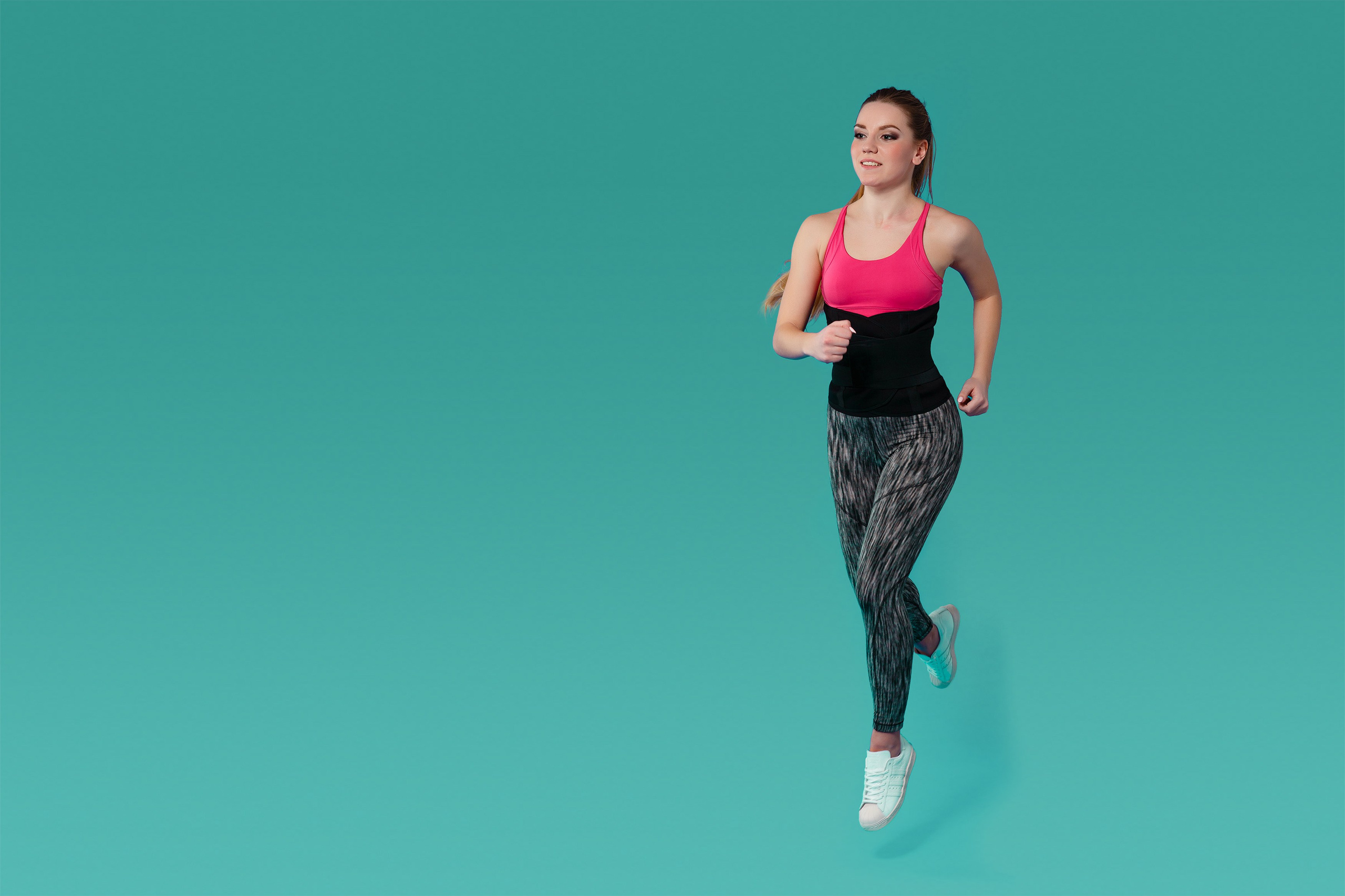 Рекламная фотосъёмка спортивных товаров в Санкт-Петербурге. Ортопедия. Фитнесс. Спортивная фотосессия с девушкой для рекламы. Фотограф для маркетплейсов. Фотосъёмка одежды и аксессуаров.