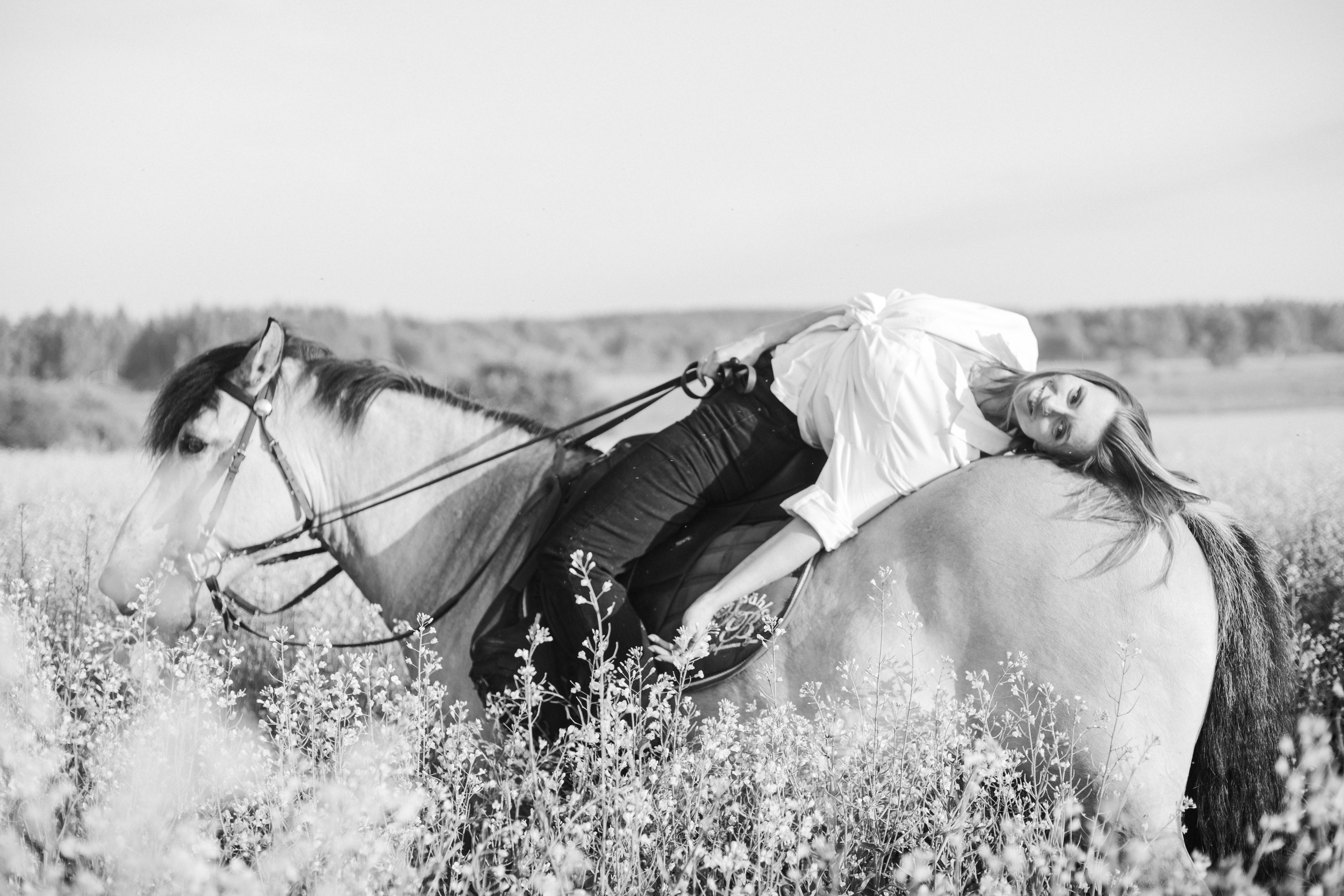 Выйти в лето в поле с конем. Видеограф и фотограф в Москве Анастасия Рябчикова