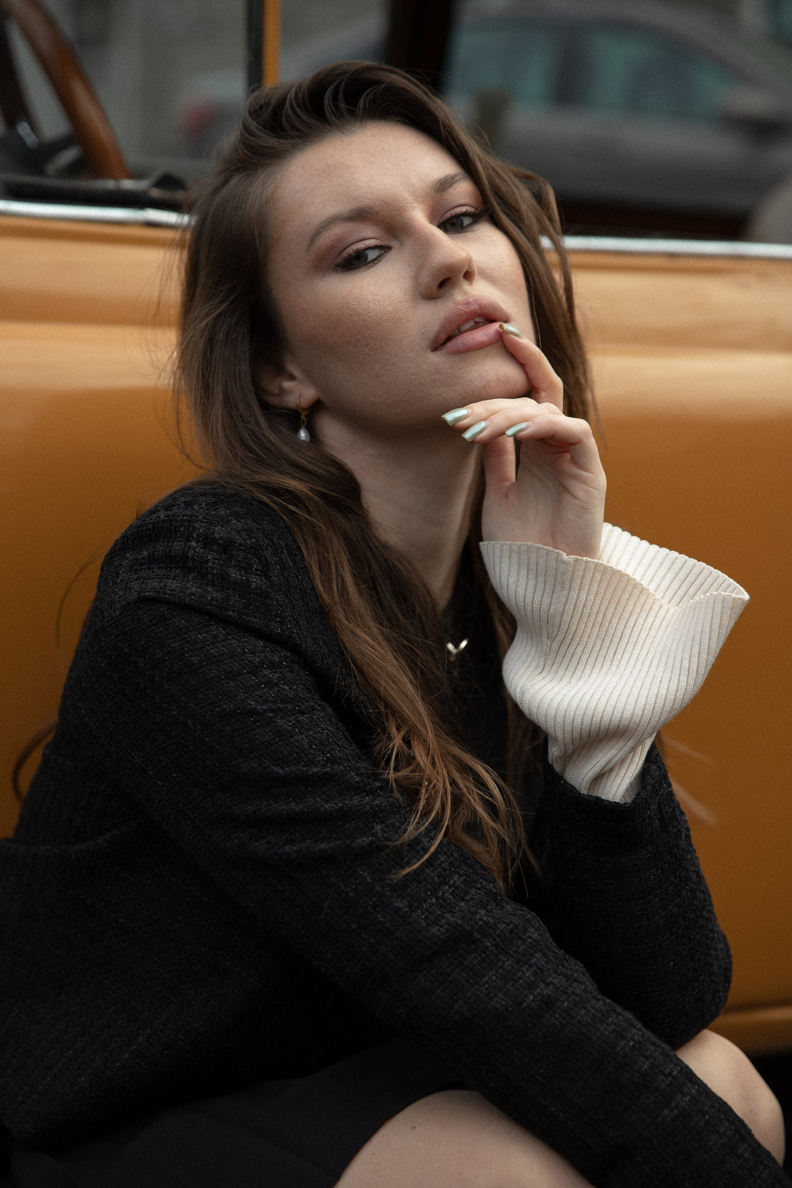 Женская фотосессия с ретро авто. Свадебный фотограф Бакрымова Валентина