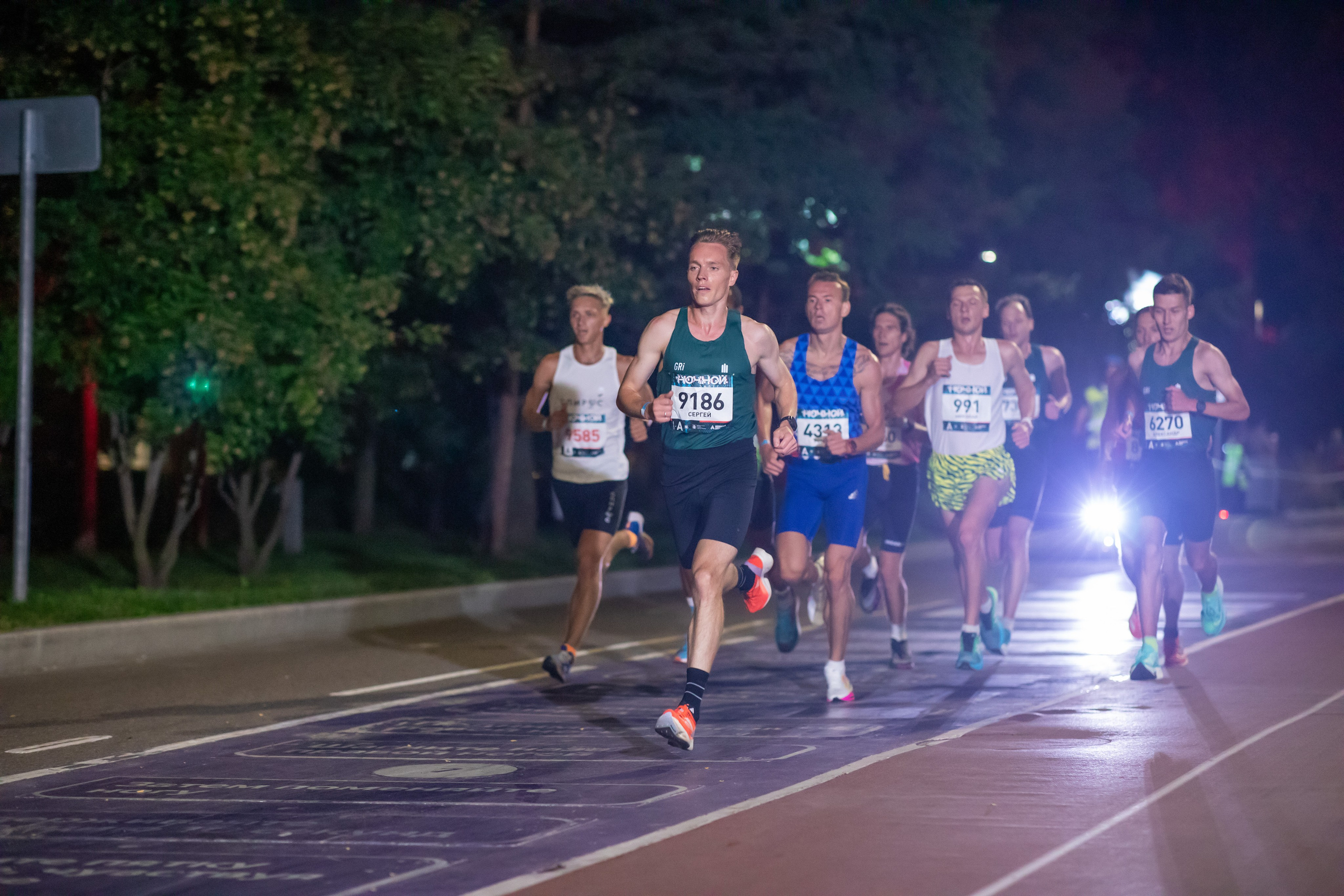 Ночной забег в ленте фотографий бегунов 03.08.24. Фотограф Сергей Ловкий