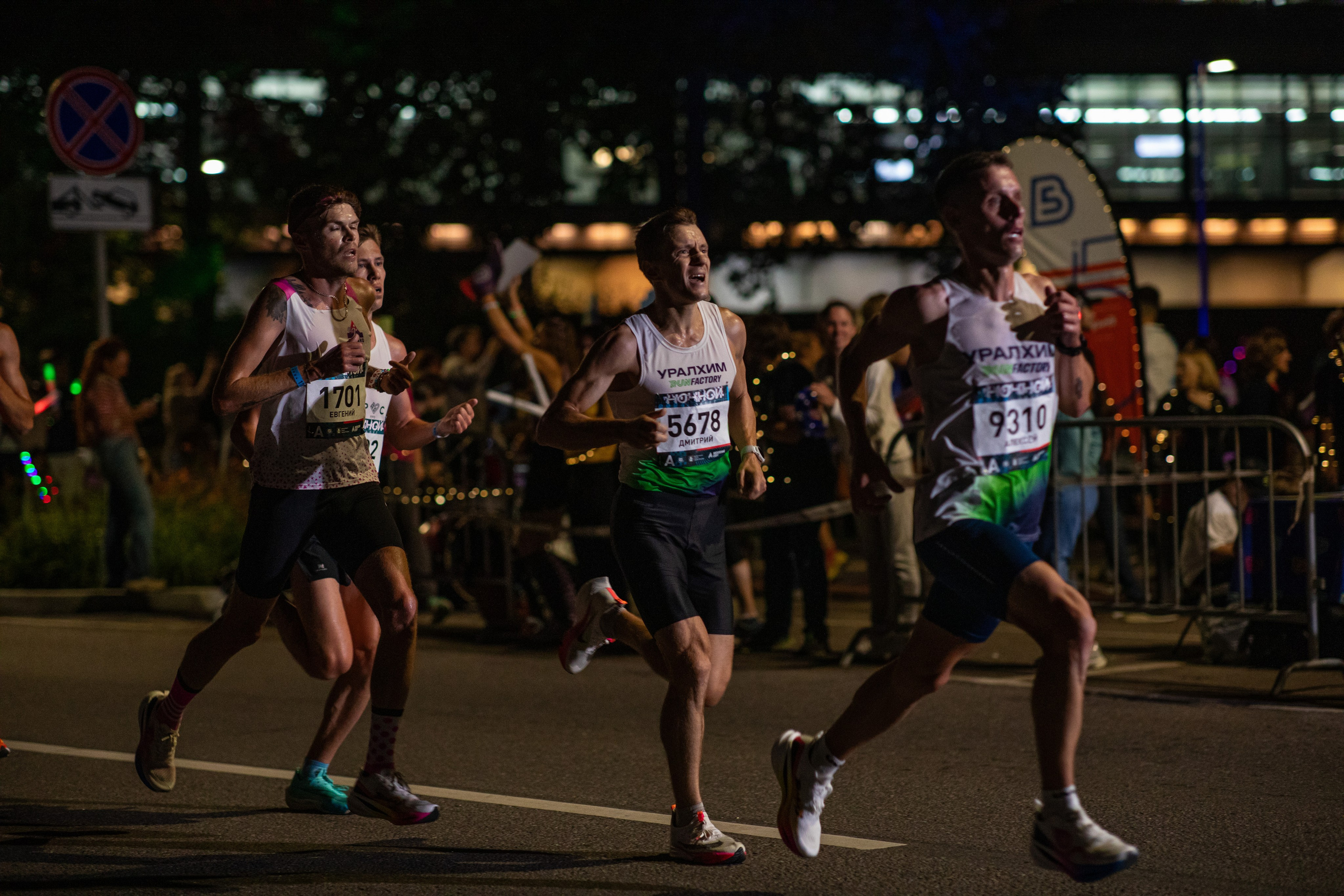 Ночной забег в ленте фотографий бегунов 03.08.24. Фотограф Сергей Ловкий