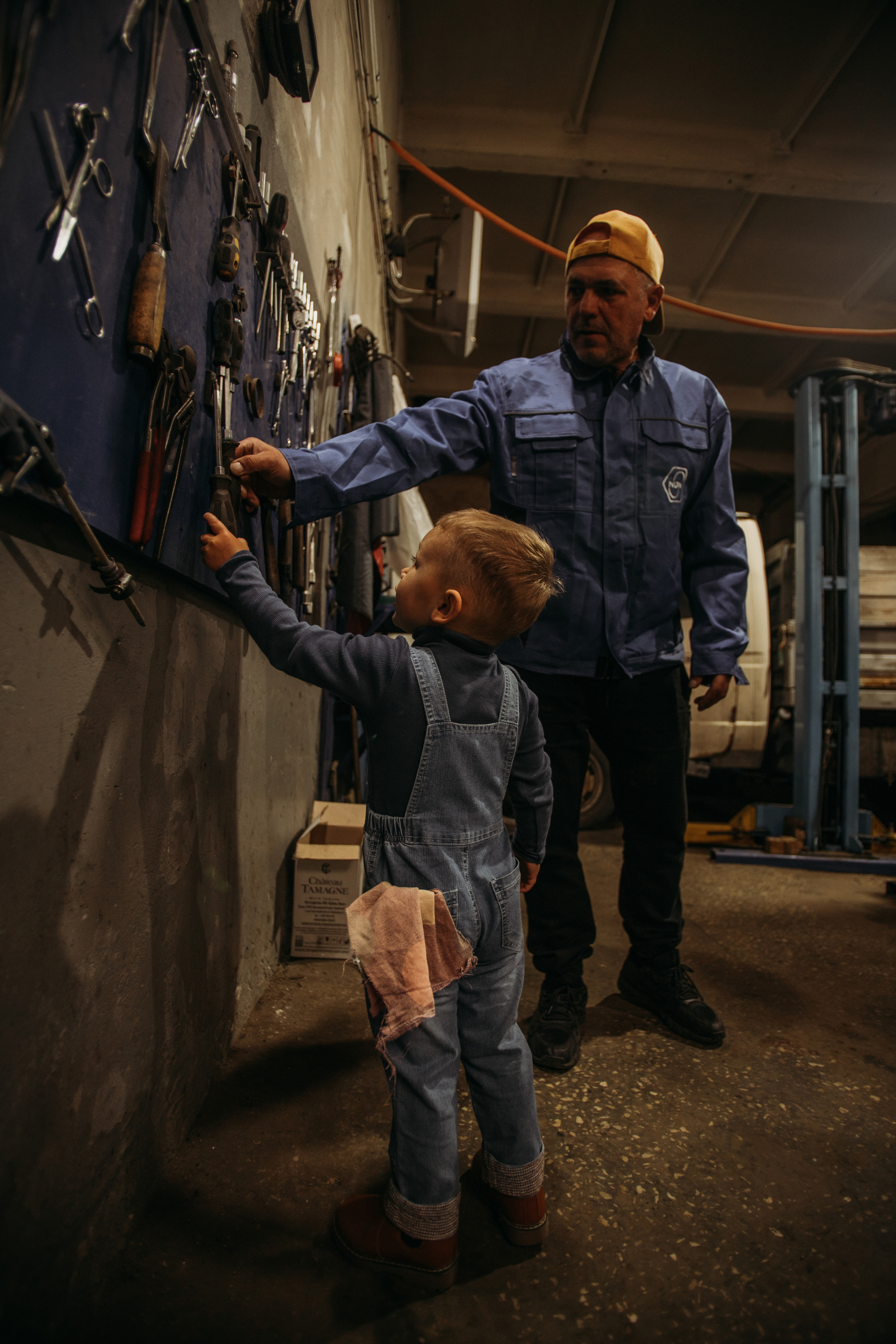 Фотосессия в гараже Демы с дедушкой. Венера Гайн. Репортажный фотограф  Тюмень. Обучение фотографии с 0