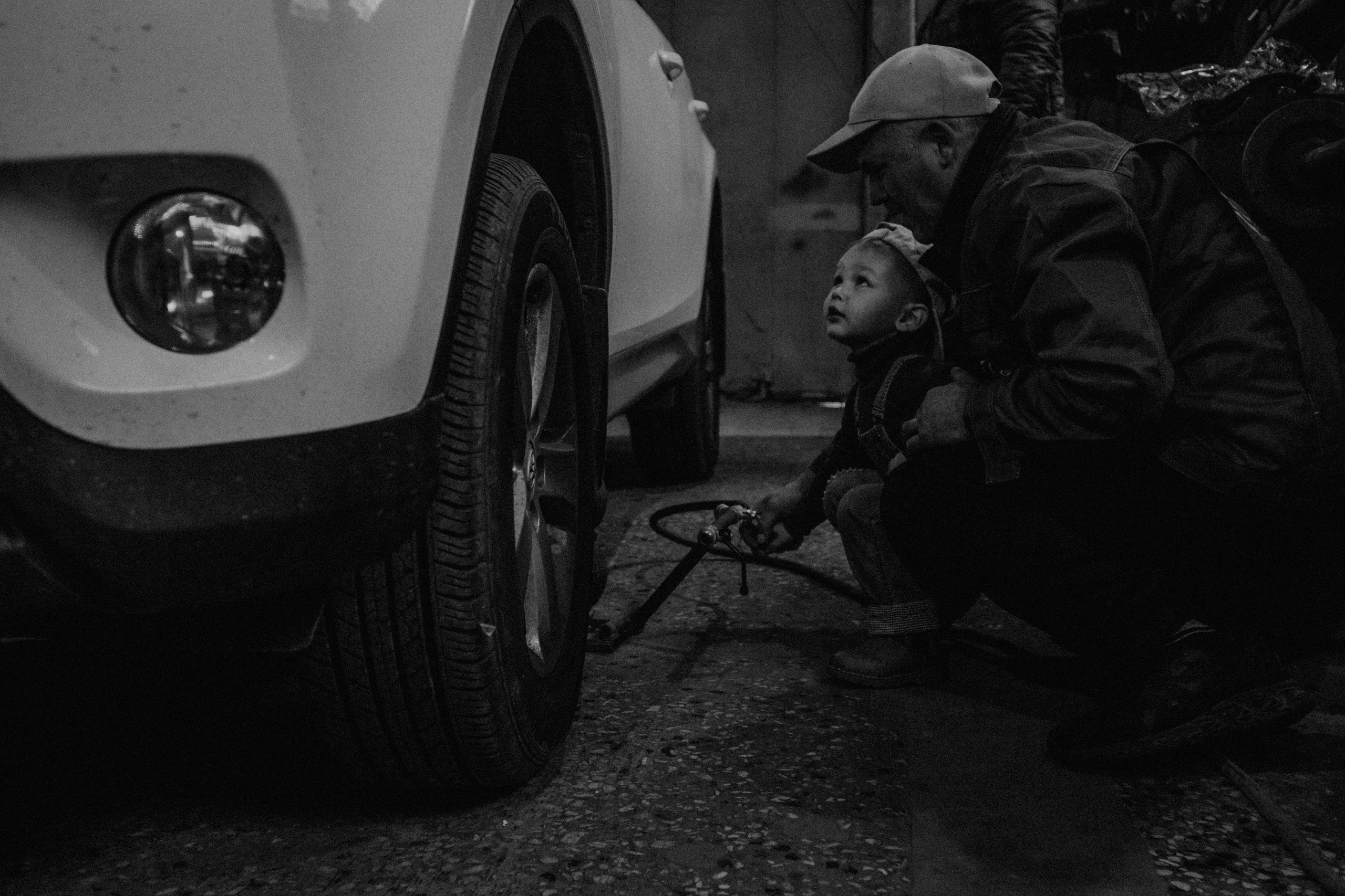 Фотосессия в гараже Демы с дедушкой. Венера Гайн. Репортажный фотограф  Тюмень. Обучение фотографии с 0