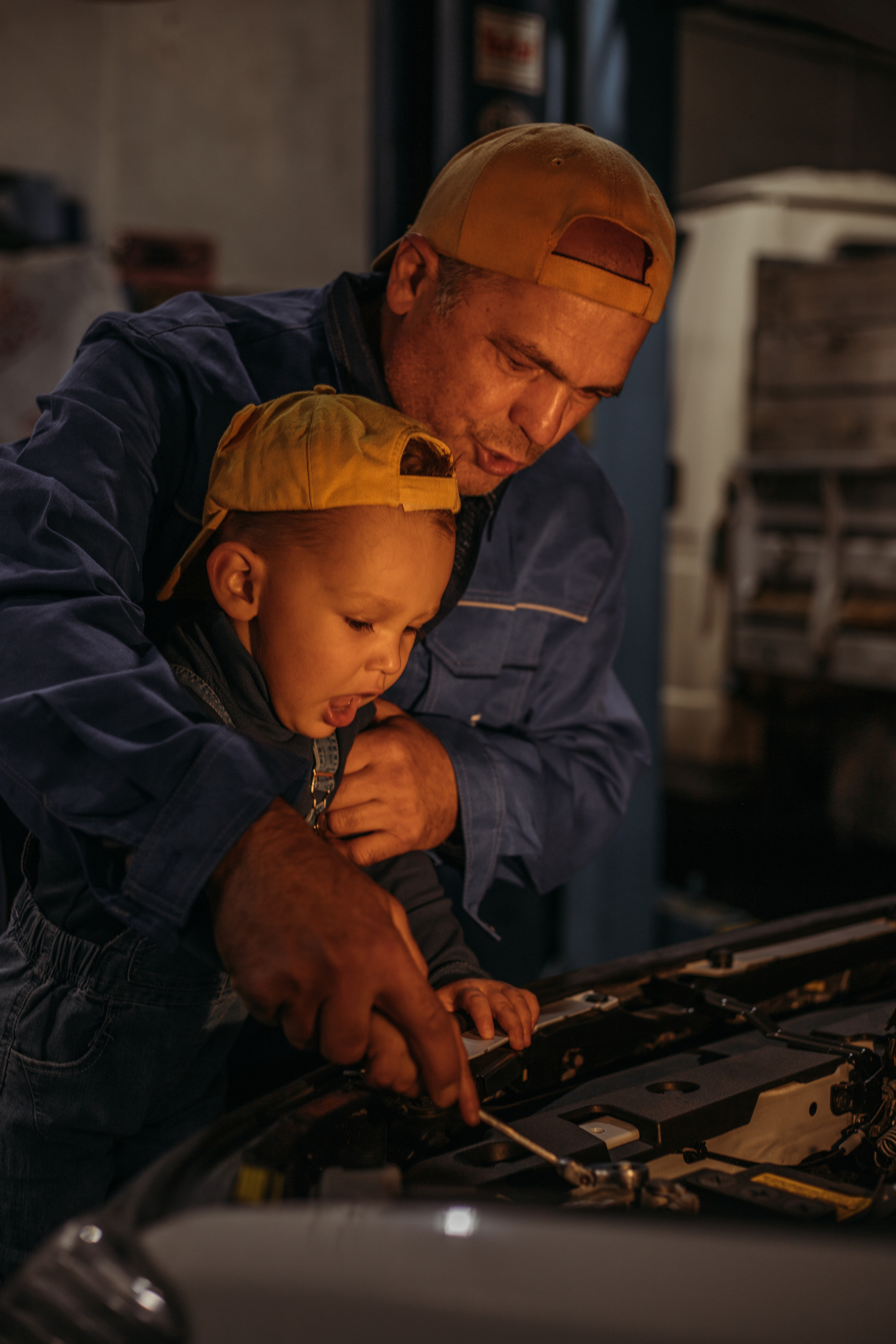 Фотосессия в гараже Демы с дедушкой. Венера Гайн. Репортажный фотограф  Тюмень. Обучение фотографии с 0