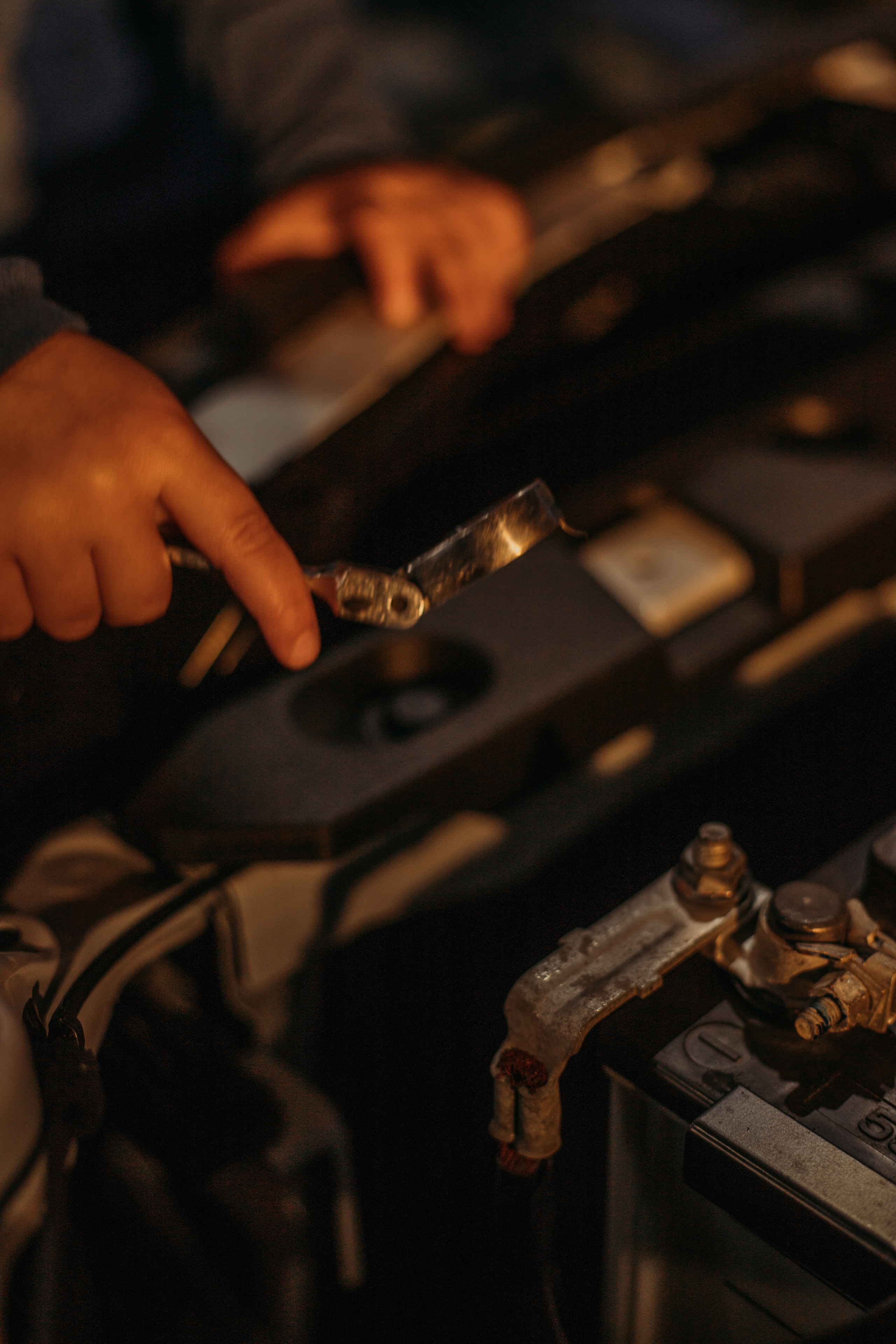 Фотосессия в гараже Демы с дедушкой. Венера Гайн. Репортажный фотограф  Тюмень. Обучение фотографии с 0