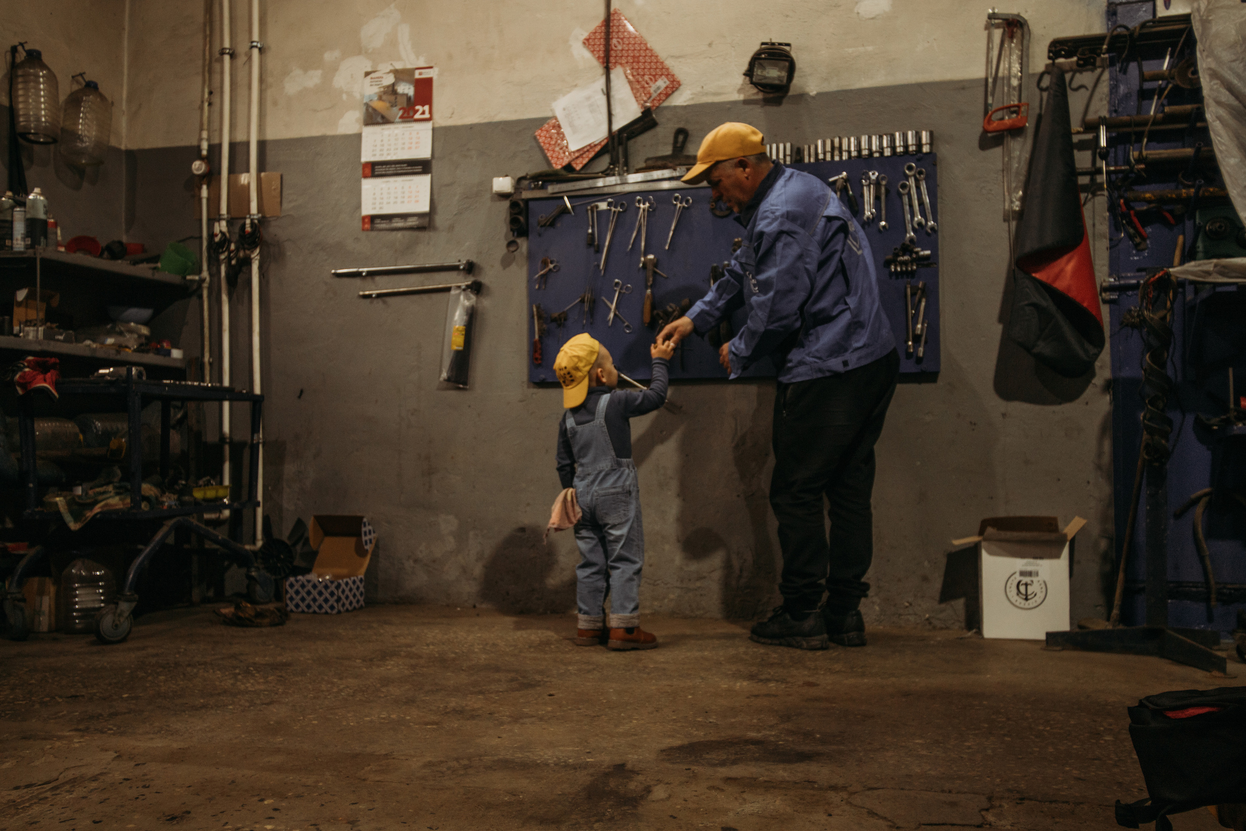 Фотосессия в гараже Демы с дедушкой. Венера Гайн. Репортажный фотограф  Тюмень. Обучение фотографии с 0