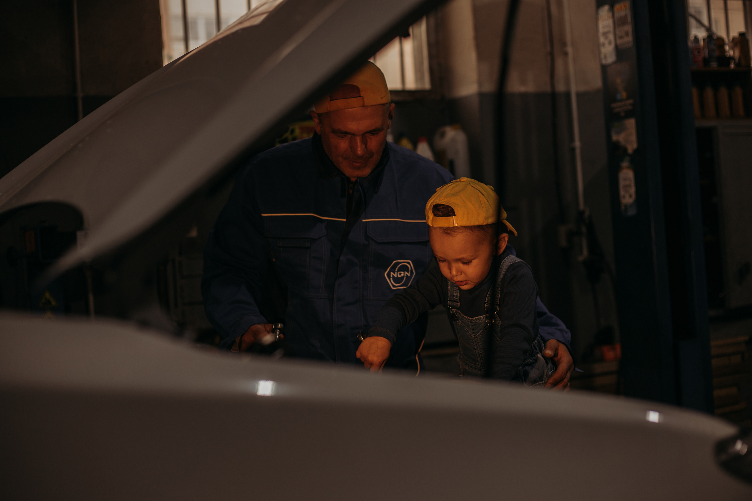 Фотосессия в гараже Демы с дедушкой. Венера Гайн. Репортажный фотограф  Тюмень. Обучение фотографии с 0