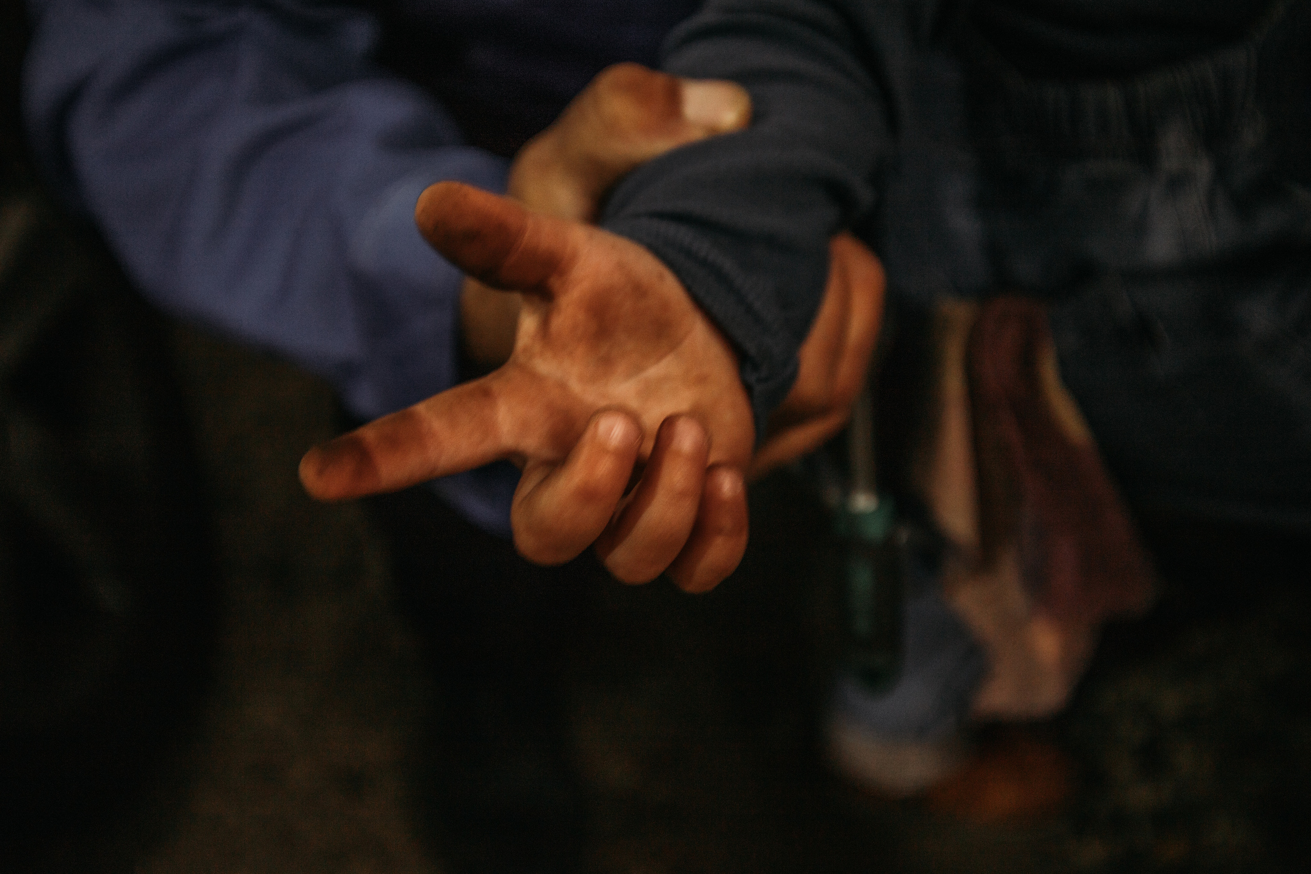 Фотосессия в гараже Демы с дедушкой. Венера Гайн. Репортажный фотограф  Тюмень. Обучение фотографии с 0