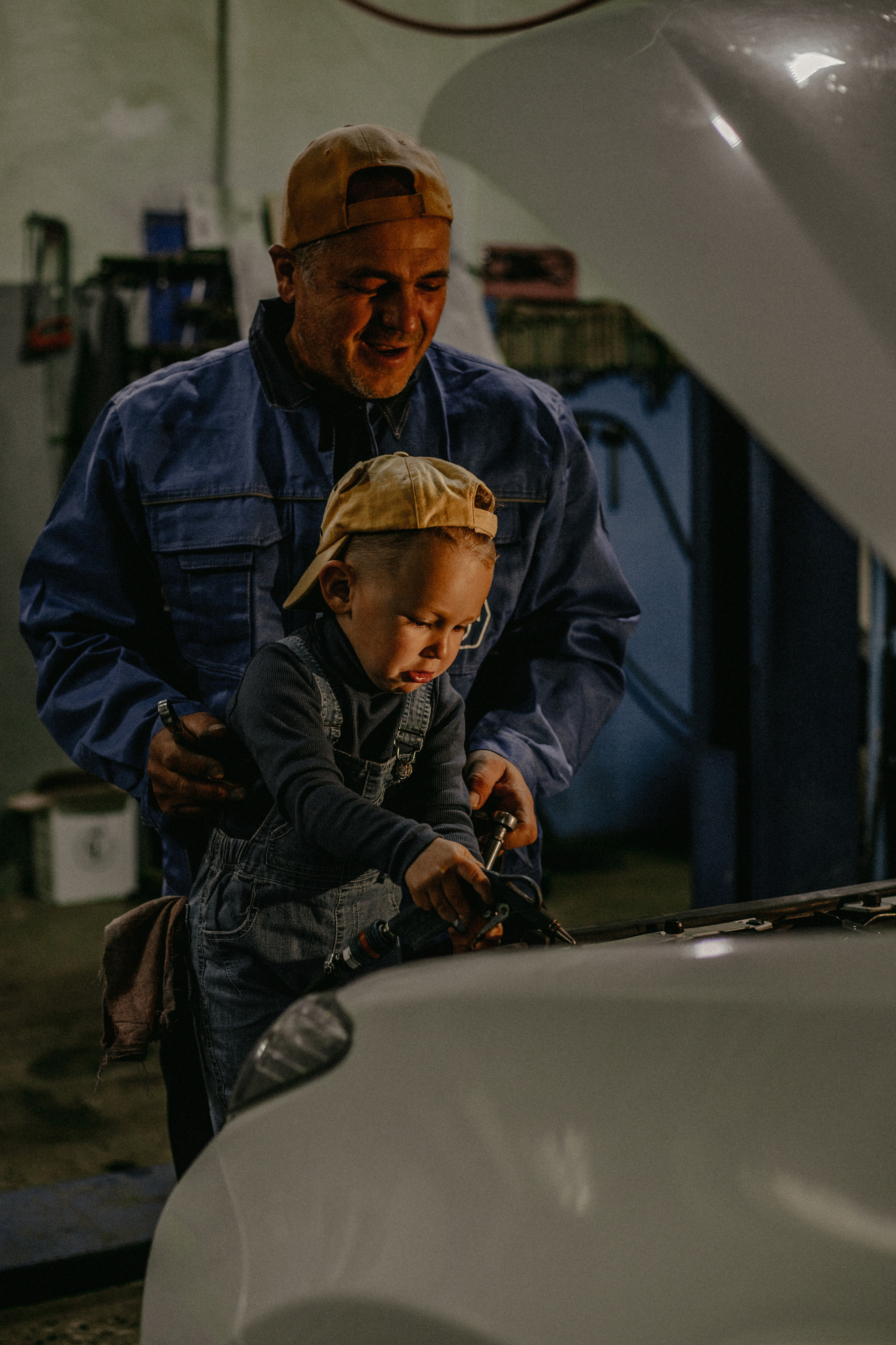 Фотосессия в гараже Демы с дедушкой. Венера Гайн. Репортажный фотограф  Тюмень. Обучение фотографии с 0