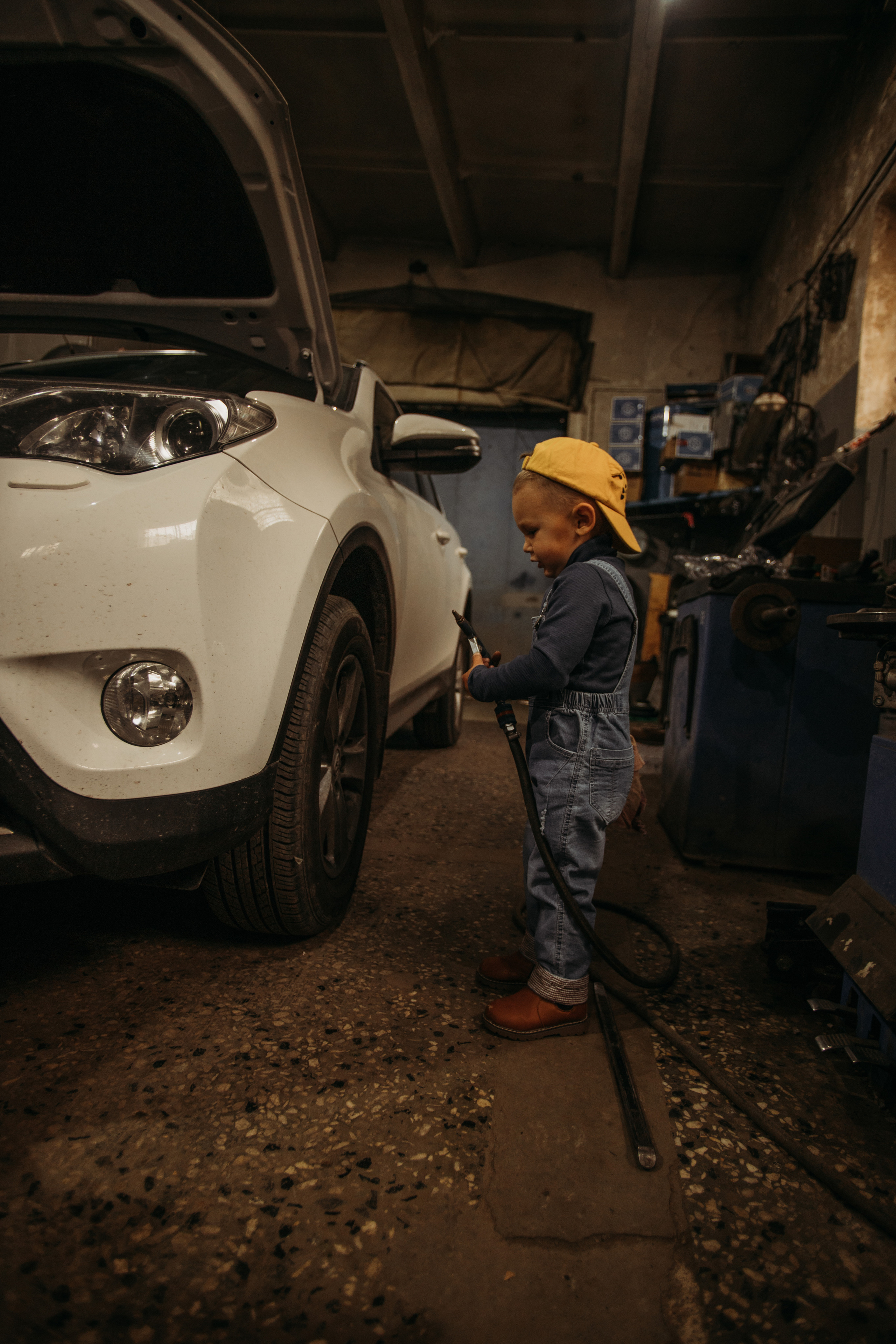 Фотосессия в гараже Демы с дедушкой. Венера Гайн. Репортажный фотограф  Тюмень. Обучение фотографии с 0