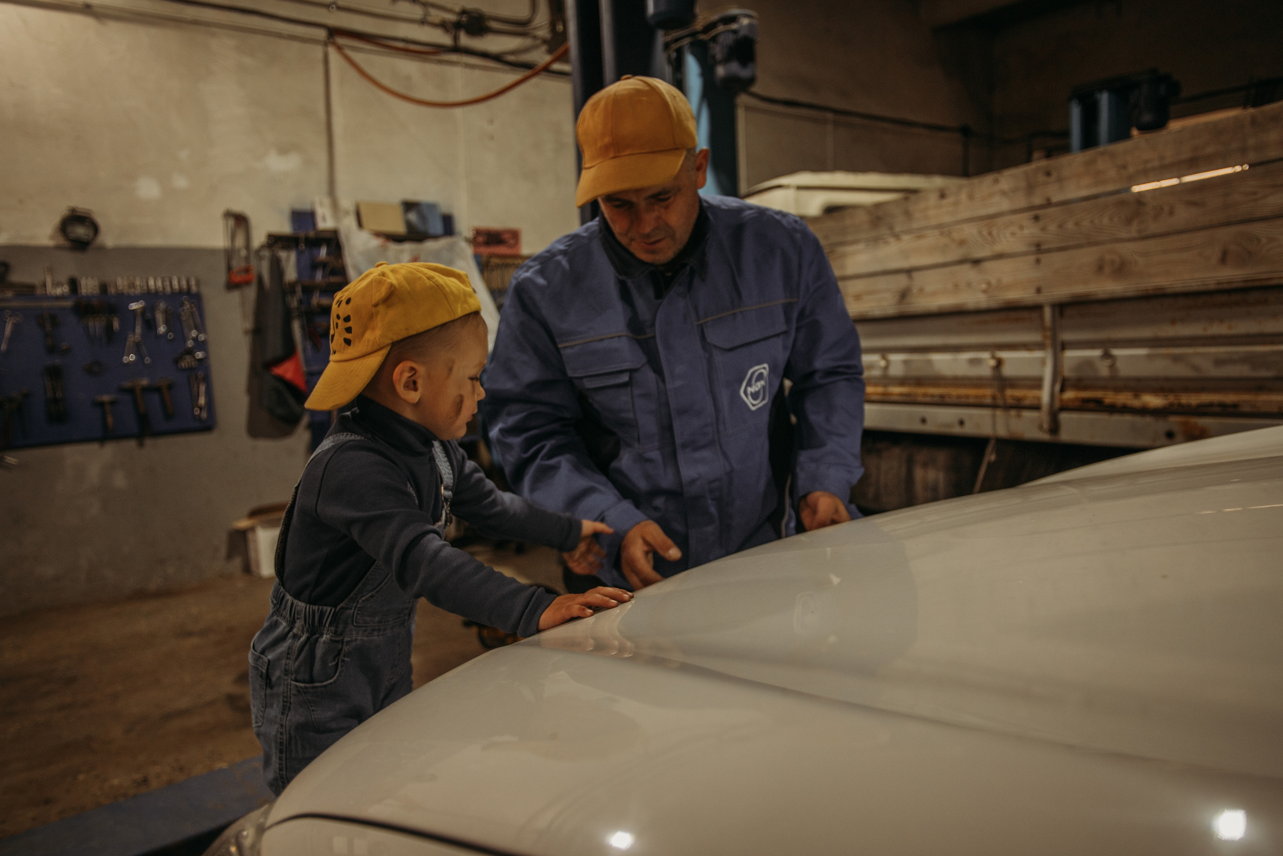 Фотосессия в гараже Демы с дедушкой. Венера Гайн. Репортажный фотограф  Тюмень. Обучение фотографии с 0