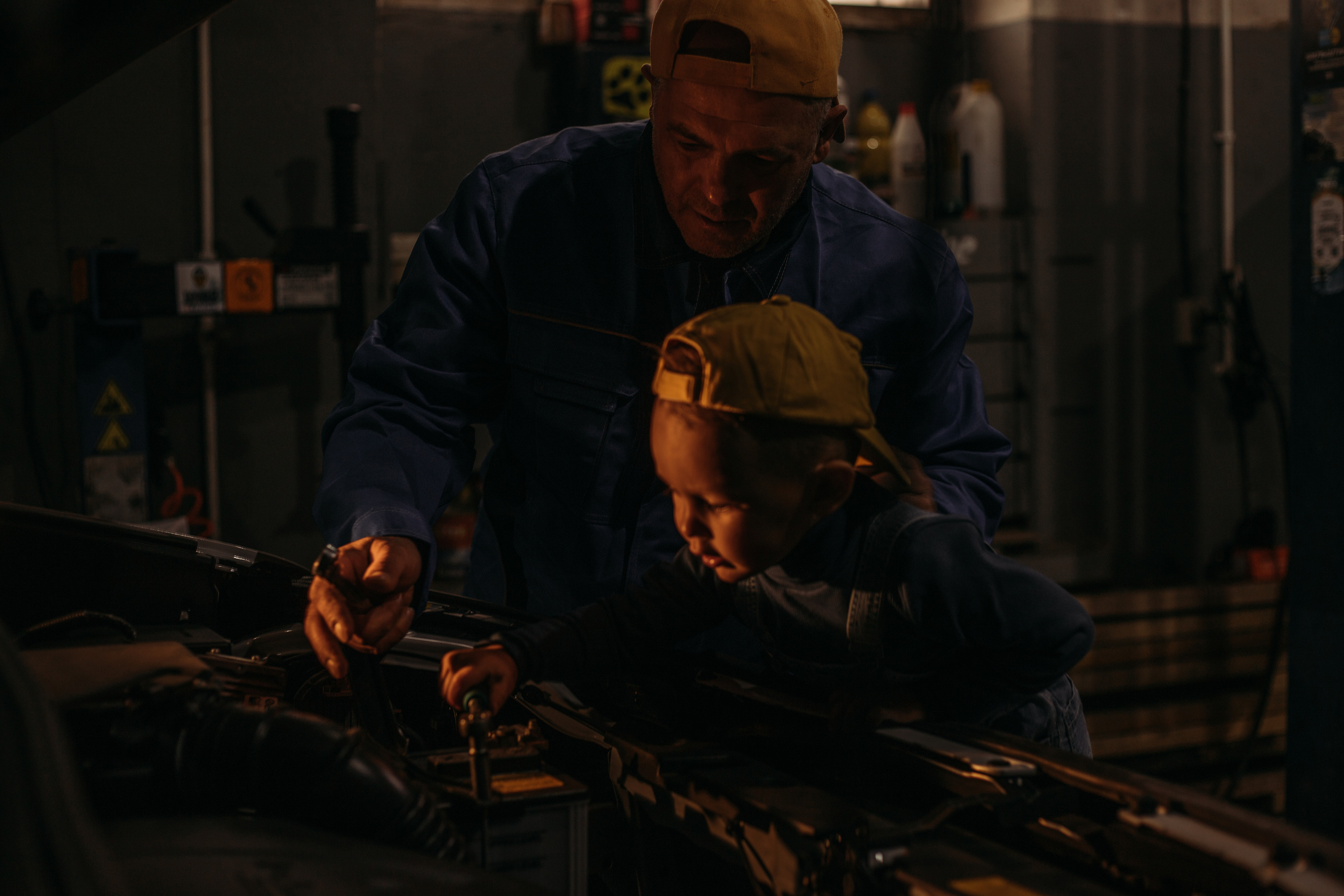 Фотосессия в гараже Демы с дедушкой. Венера Гайн. Репортажный фотограф  Тюмень. Обучение фотографии с 0