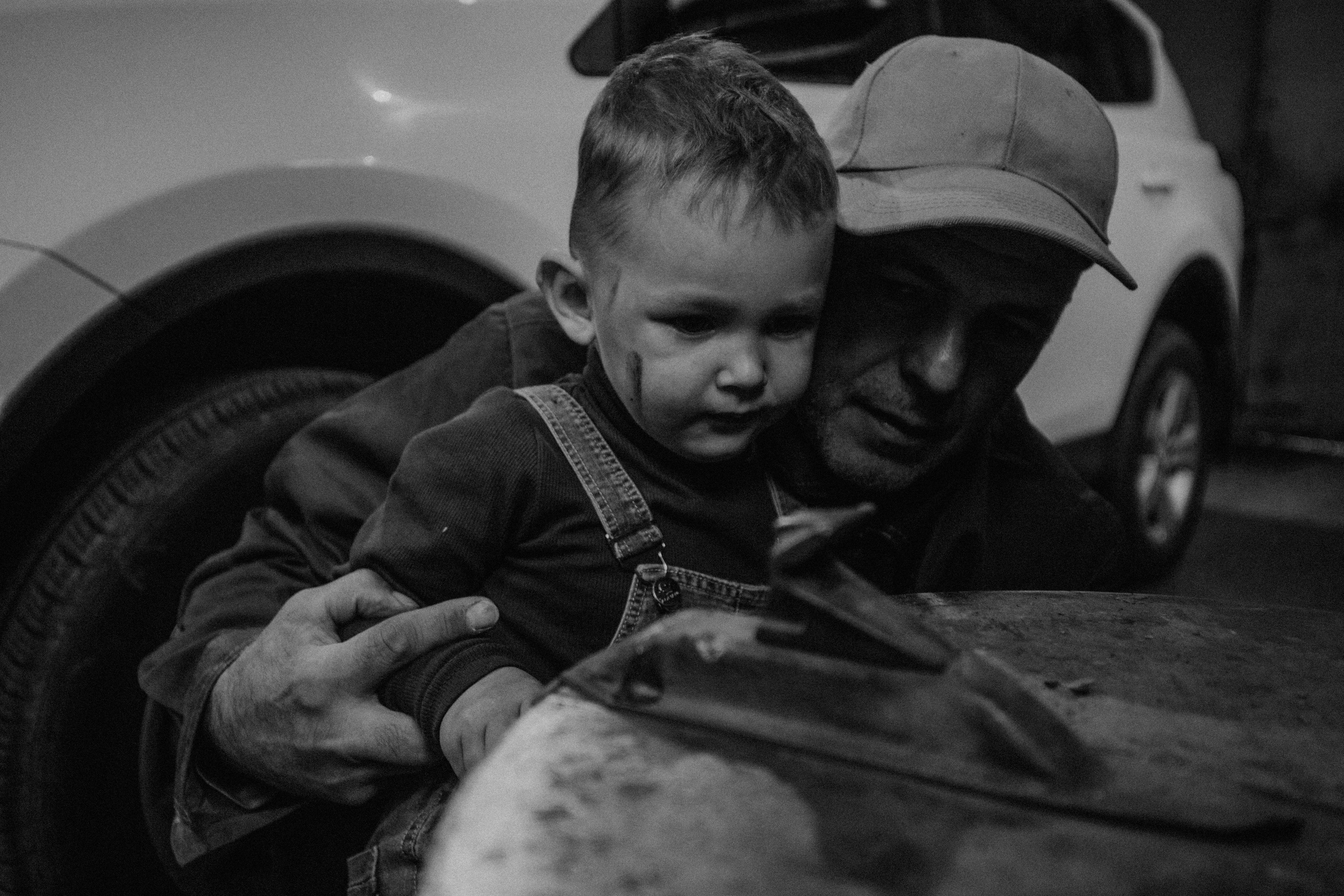 Фотосессия в гараже Демы с дедушкой. Венера Гайн. Репортажный фотограф  Тюмень. Обучение фотографии с 0