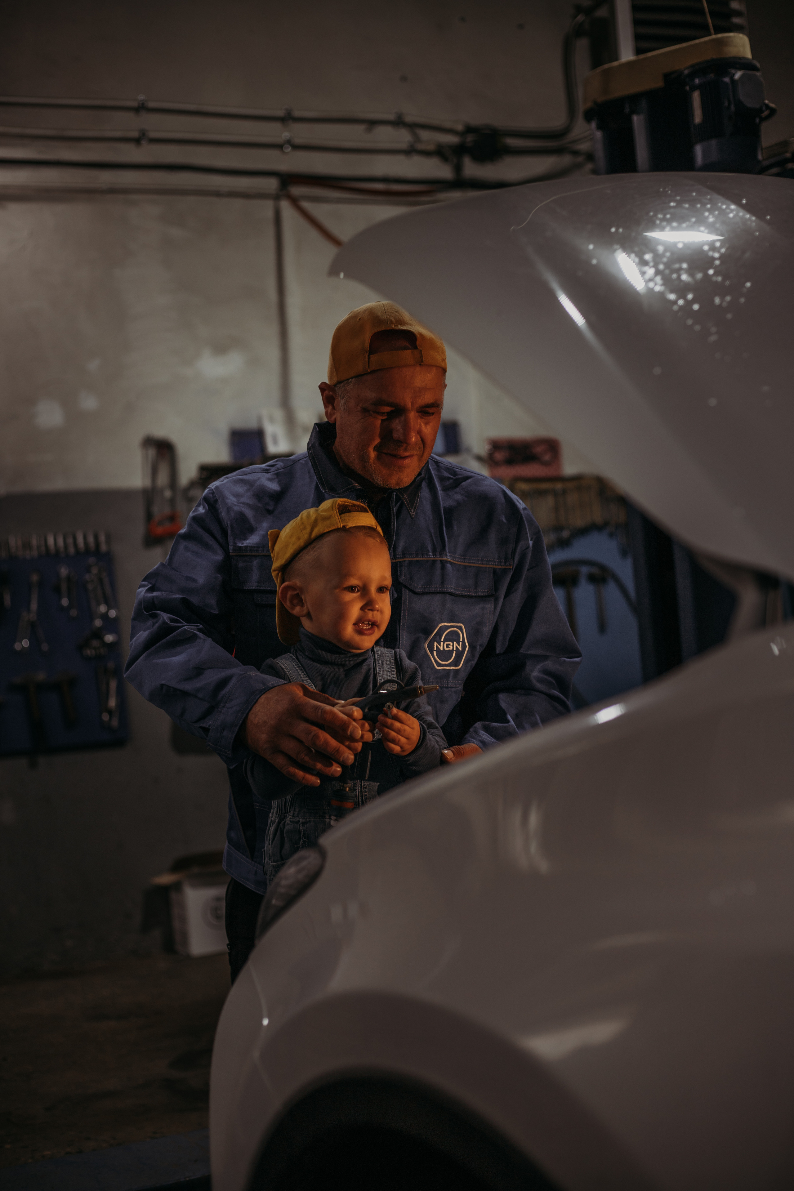 Фотосессия в гараже Демы с дедушкой. Венера Гайн. Репортажный фотограф  Тюмень. Обучение фотографии с 0